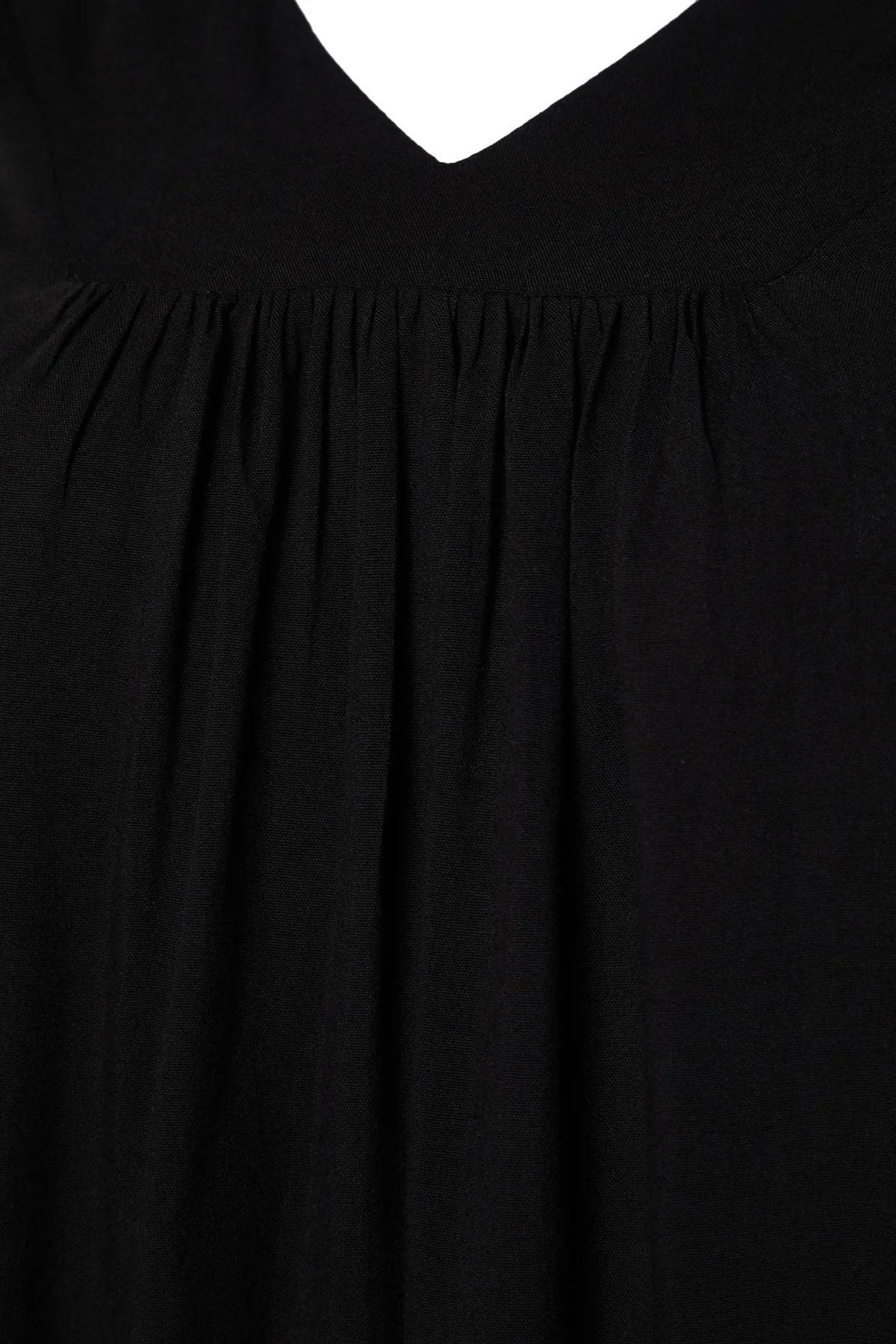Trendyol Curve  Schwarzes, übergroßes, gewebtes Kleid mit V-Ausschnitt TBBSS22EL0537