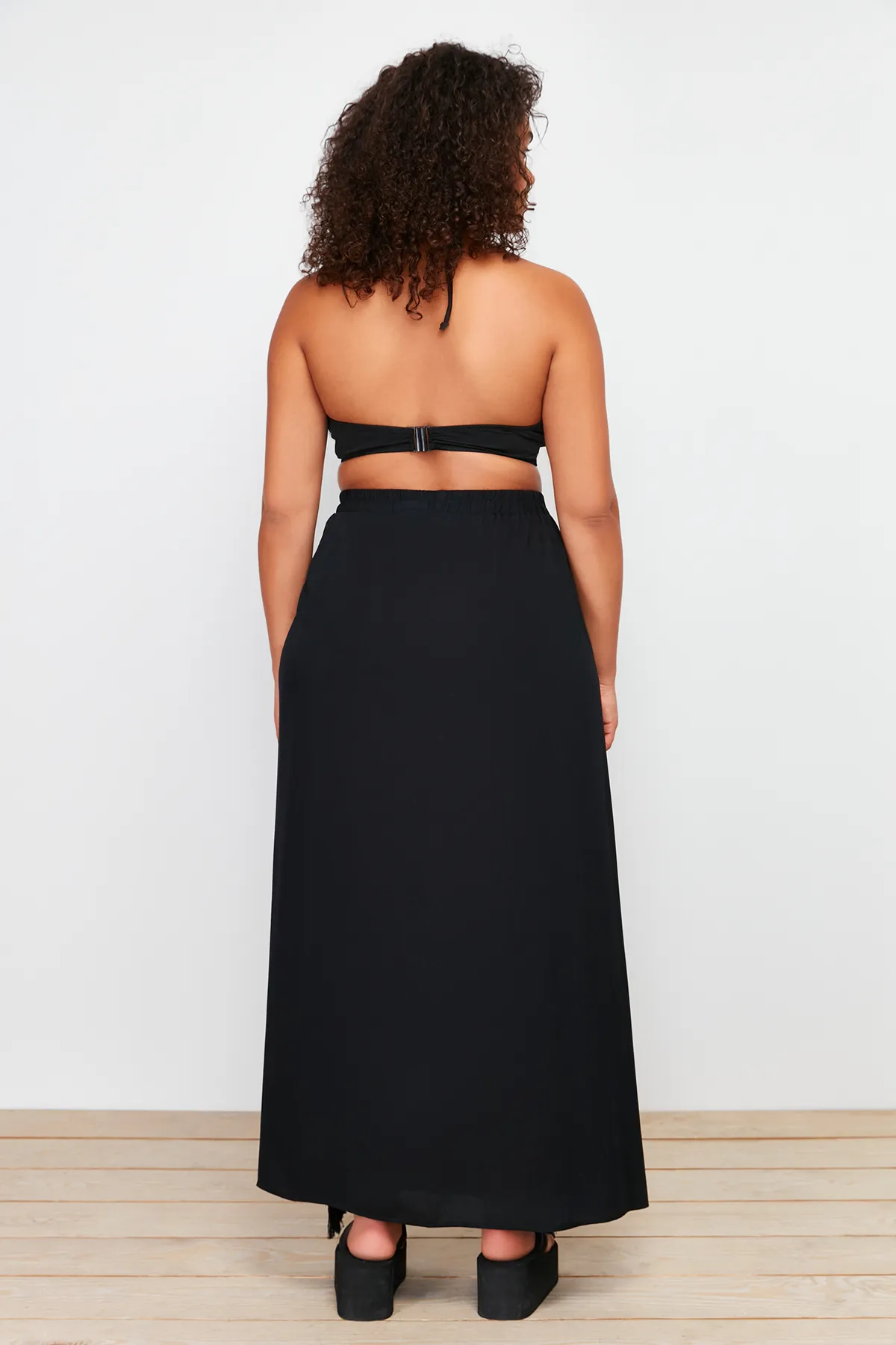 Trendyol Curve  Schwarzer Maxi-Strandrock mit gewebten Quasten