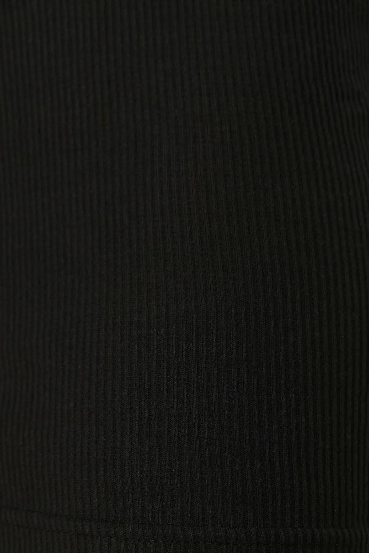 Trendyol Collection  Schwarzes, figurbetontes, kurzärmliges, geripptes, dehnbares Strick-Bleistiftkleid mit Rundhalsausschnitt TWOSS22EL2822