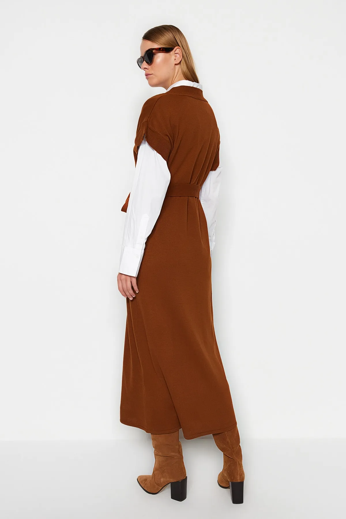 Trendyol Modest  Dunkelbraunes langes Strickpulloverkleid mit Gürtel TCTAW24UV00020