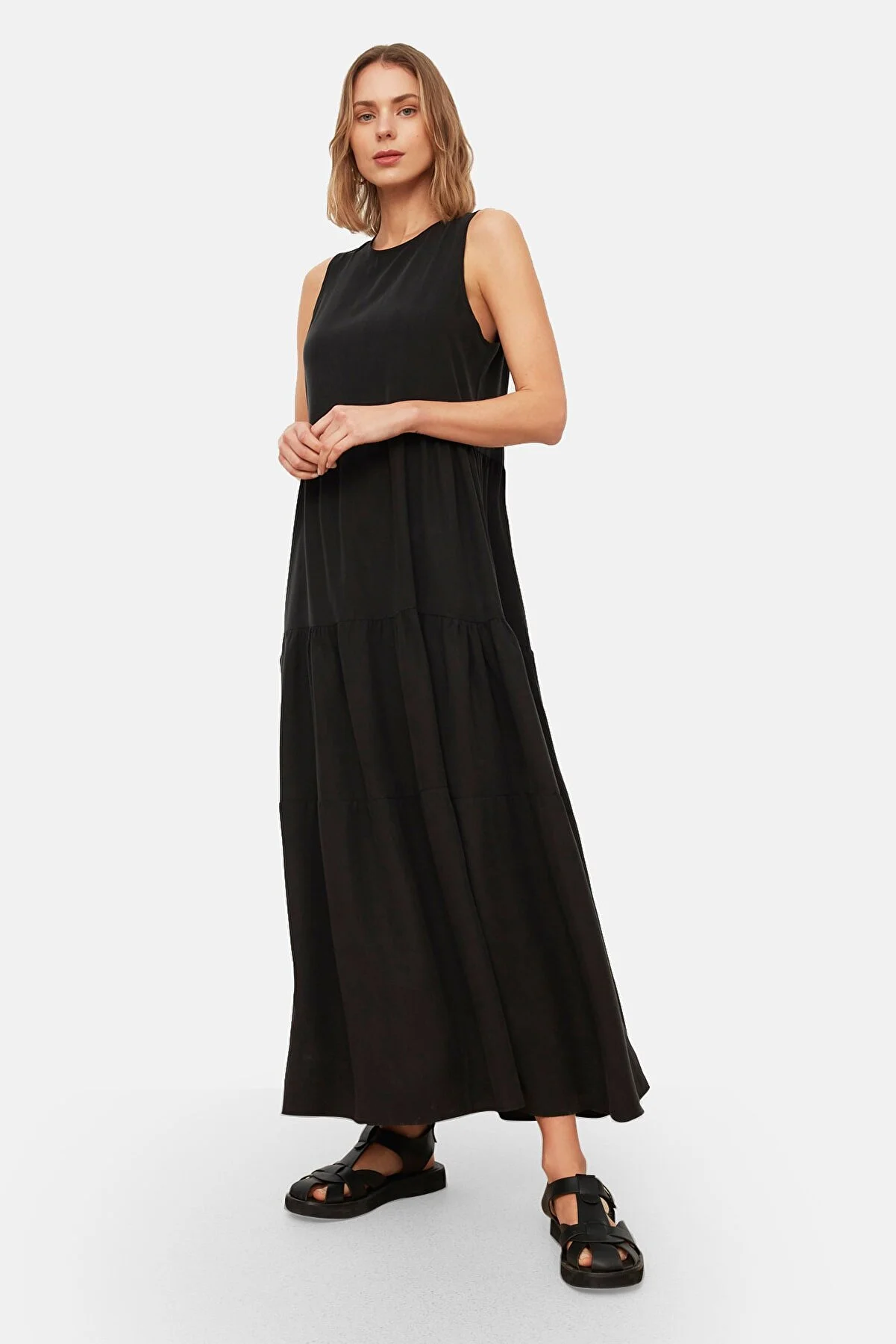 Trendyol Collection  Schwarzes, gerade geschnittenes, ärmelloses Midi-Webkleid TWOSS20EL1954