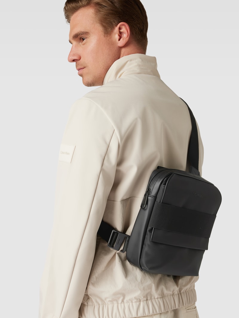 Umhängetasche mit Label-Detail Modell 'TECH' in schwarz