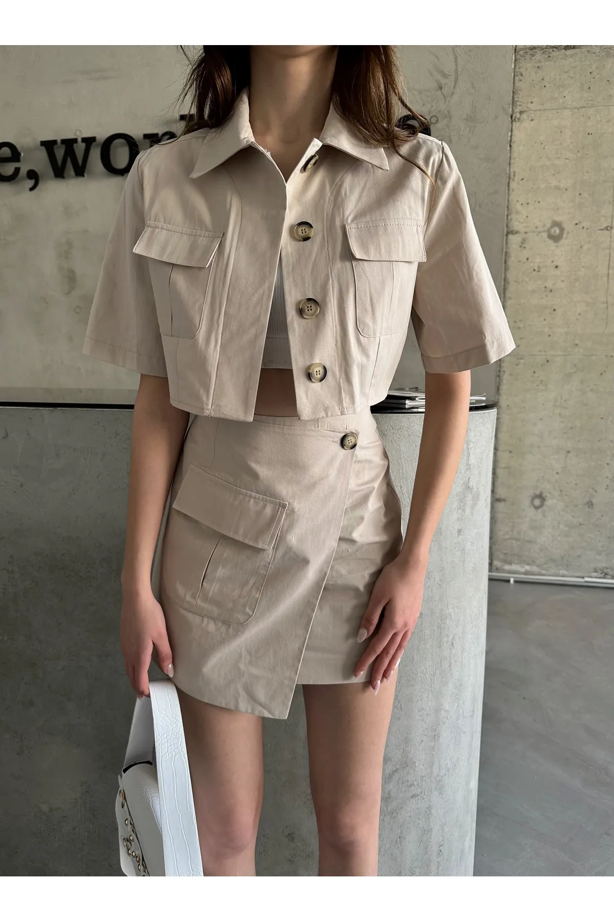 Laluvia  Steinfarbenes Minirock-Crop-Shirt-Set mit Taschendetail