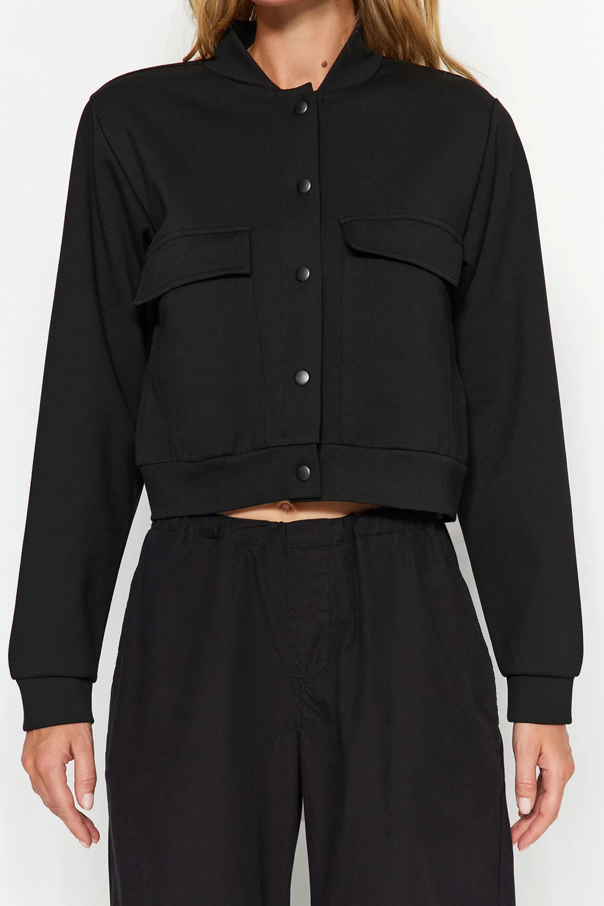 Trendyol Collection  Schwarze, gepolsterte Interlock-Crop-Jacke mit Stehkragen und Knopfleiste TWOAW24CE00082