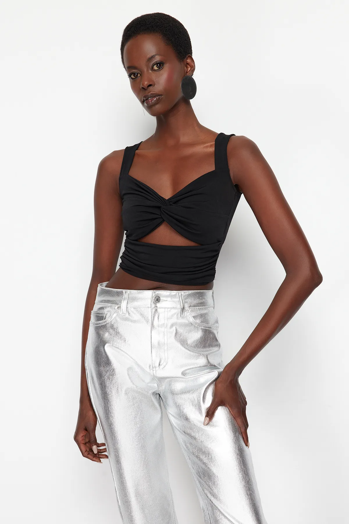 Trendyol Collection  Schwarze, kurze Strickbluse mit Fenster-/Cut-Out-Detail