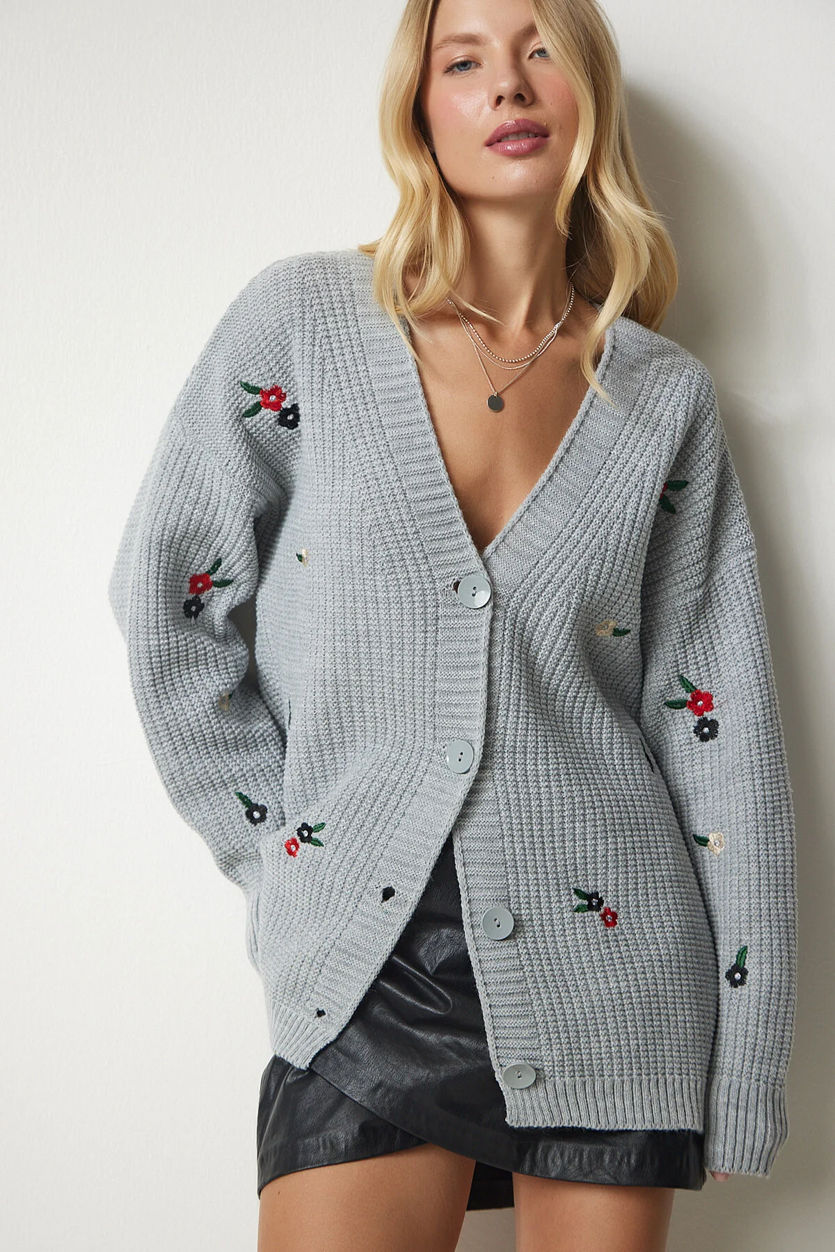 Happiness İstanbul  Graue Strickjacke mit Blumenstickerei und Knöpfen für Damen KG00004