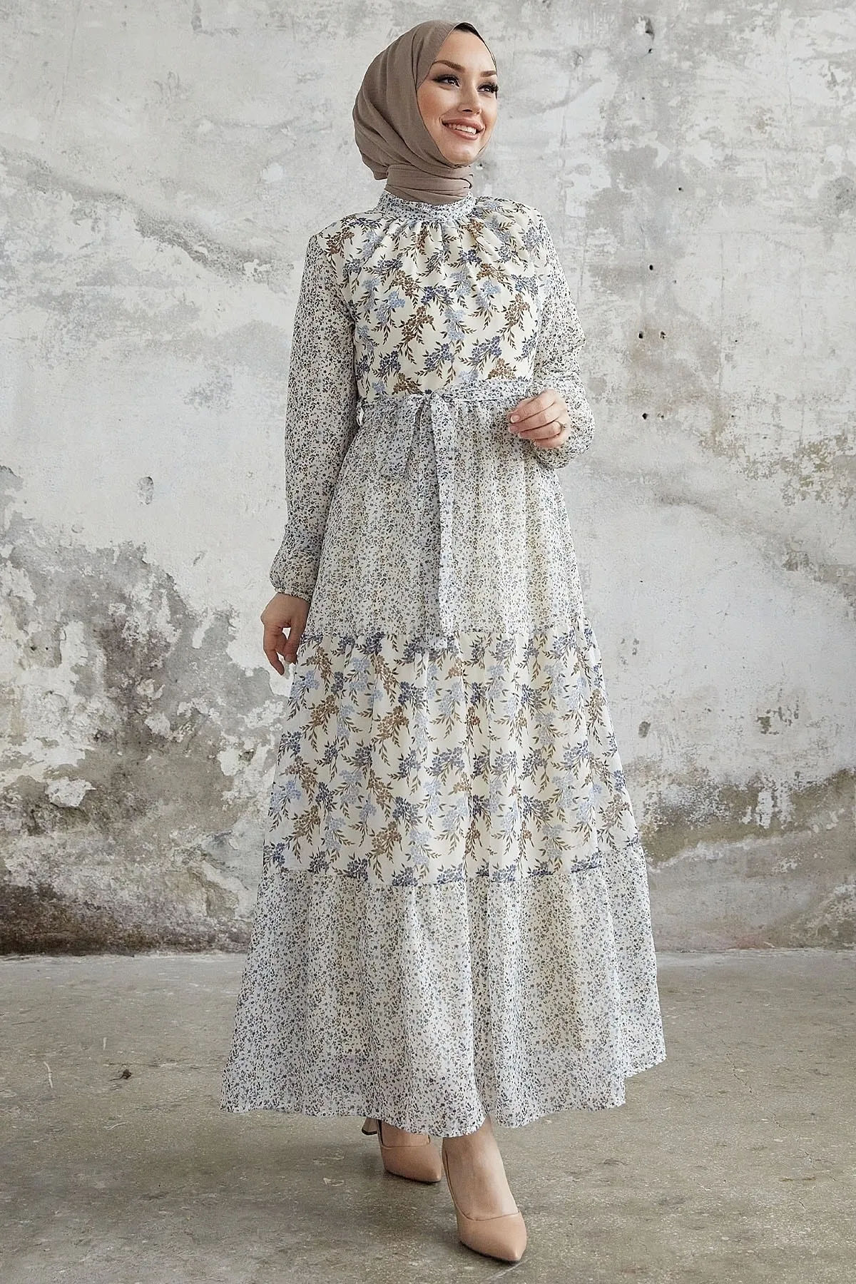 InStyle  Nessa Chiffonkleid mit Blumenmuster und Gürtel – Blau