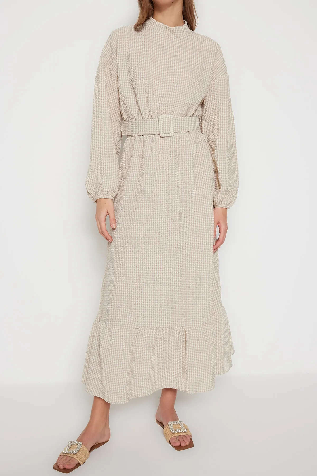 Trendyol Modest  Beiges Seersucker-Gewebekleid mit stoffbezogenem Bund TCTSS23EB00252
