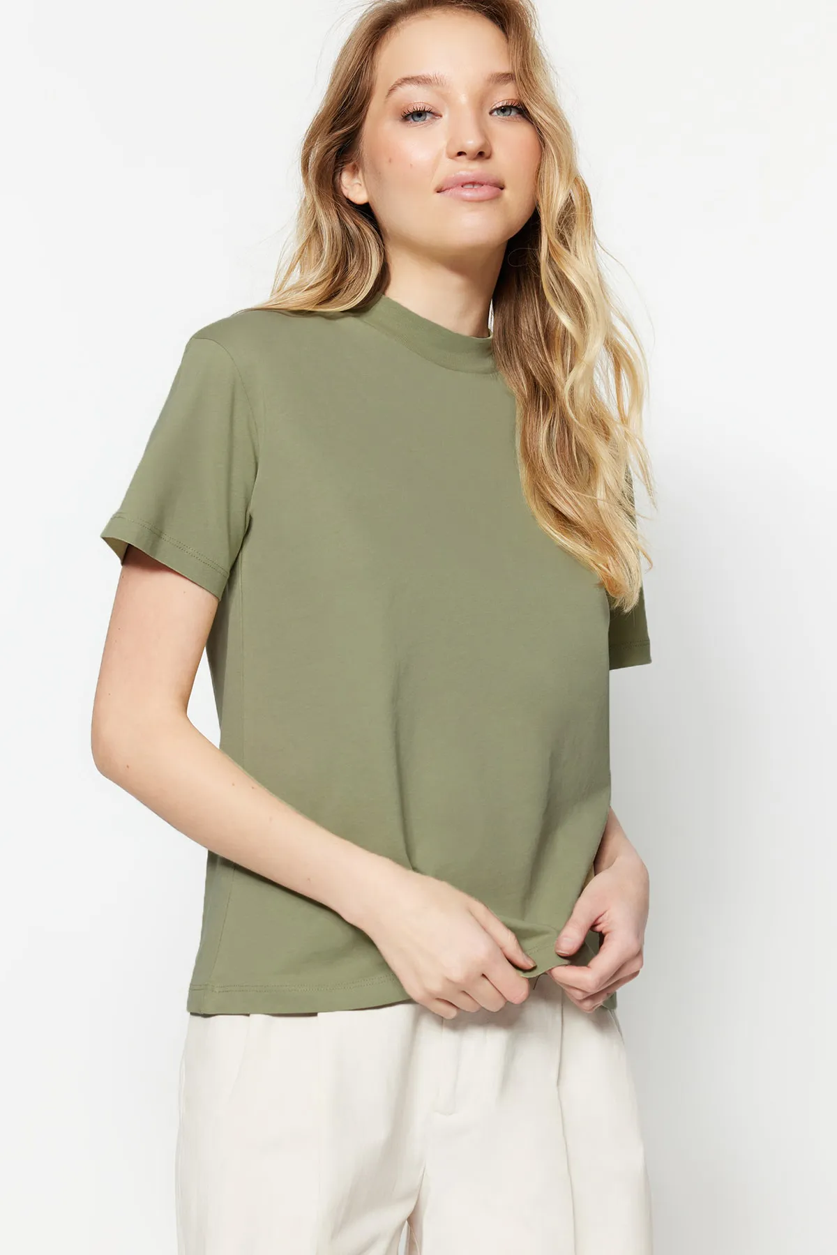 Trendyol Collection  Ölgrün-Grau, 2er-Pack Basic-Strick-T-Shirts aus 100 % Baumwolle mit Stehkragen TWOSS20TS1500