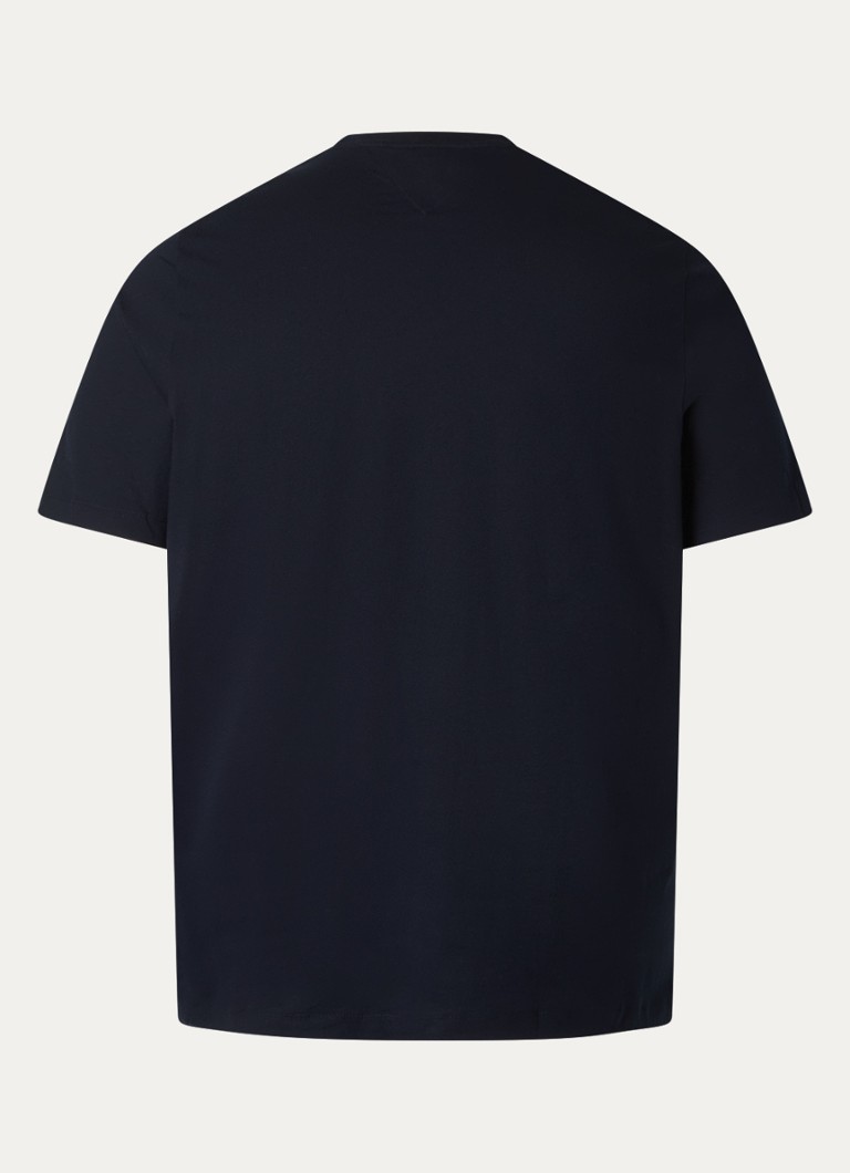 Koszulka Tommy Hilfiger z kieszenią na piersi i haftowanym logo.