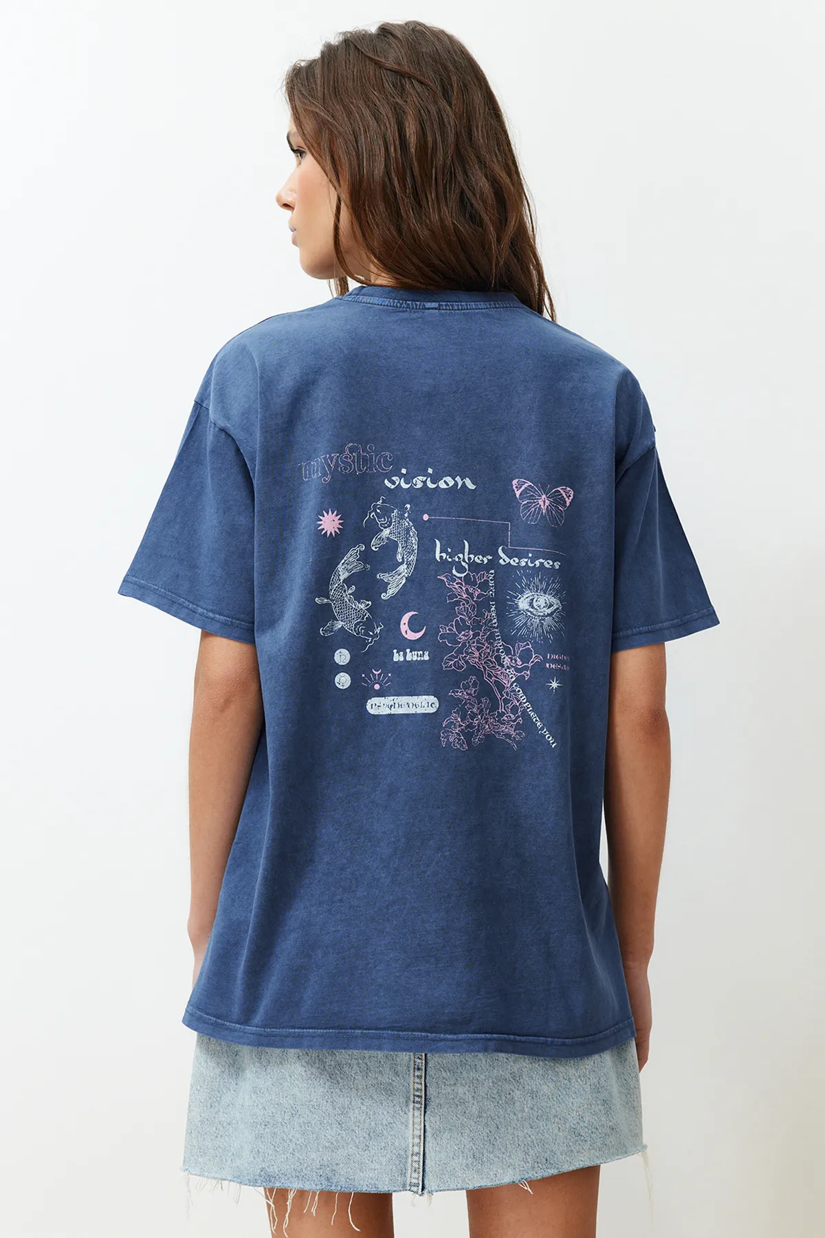 Trendyol Collection  Indigofarbenes Boyfriend-Strick-T-Shirt aus 100 % Baumwolle mit verblasstem Effekt auf der Rückseite und Rundhalsausschnitt TWOSS23TS00109