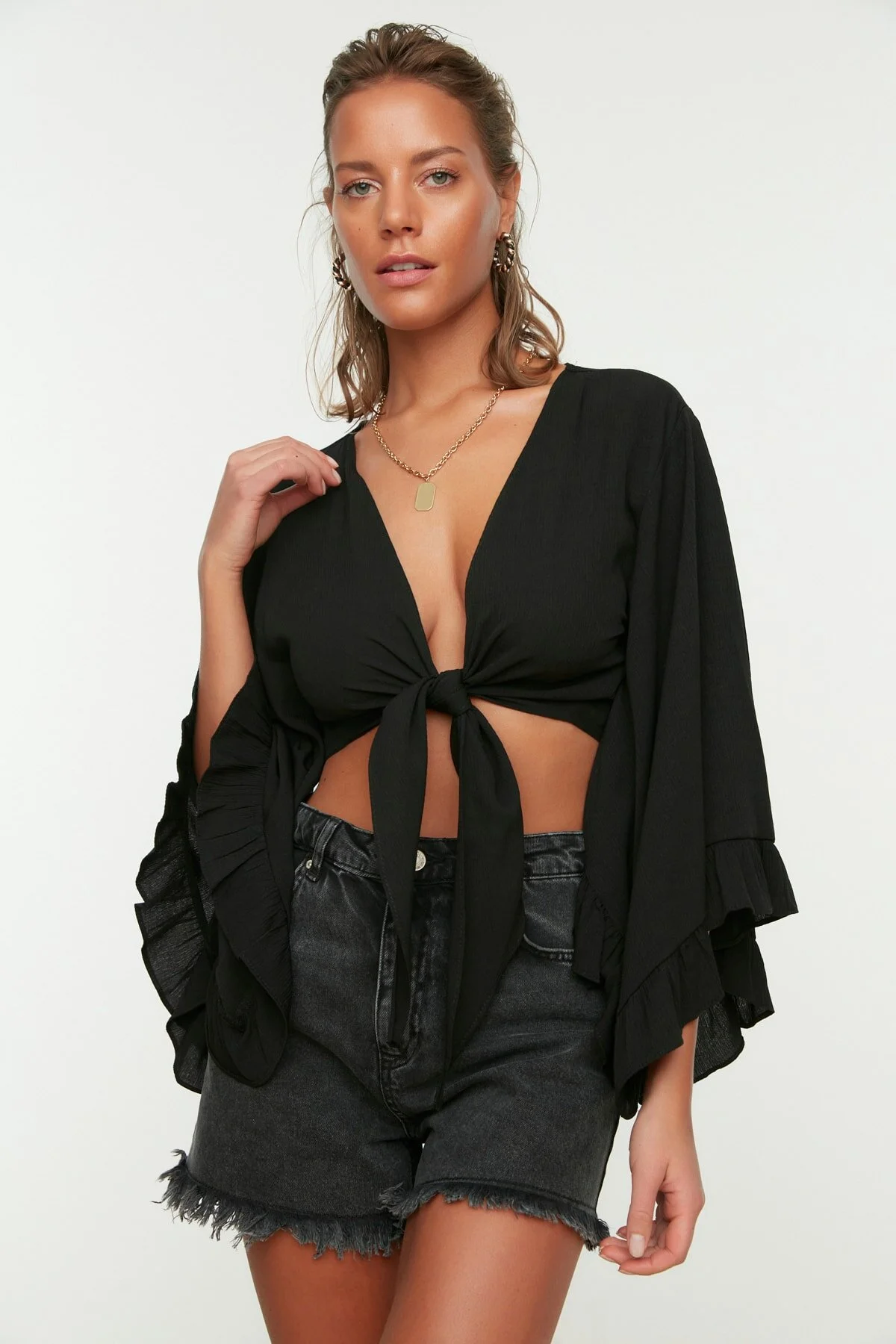 Trendyol Collection  Schwarze, bauchfreie, gewebte Volantbluse TBESS19BB0095
