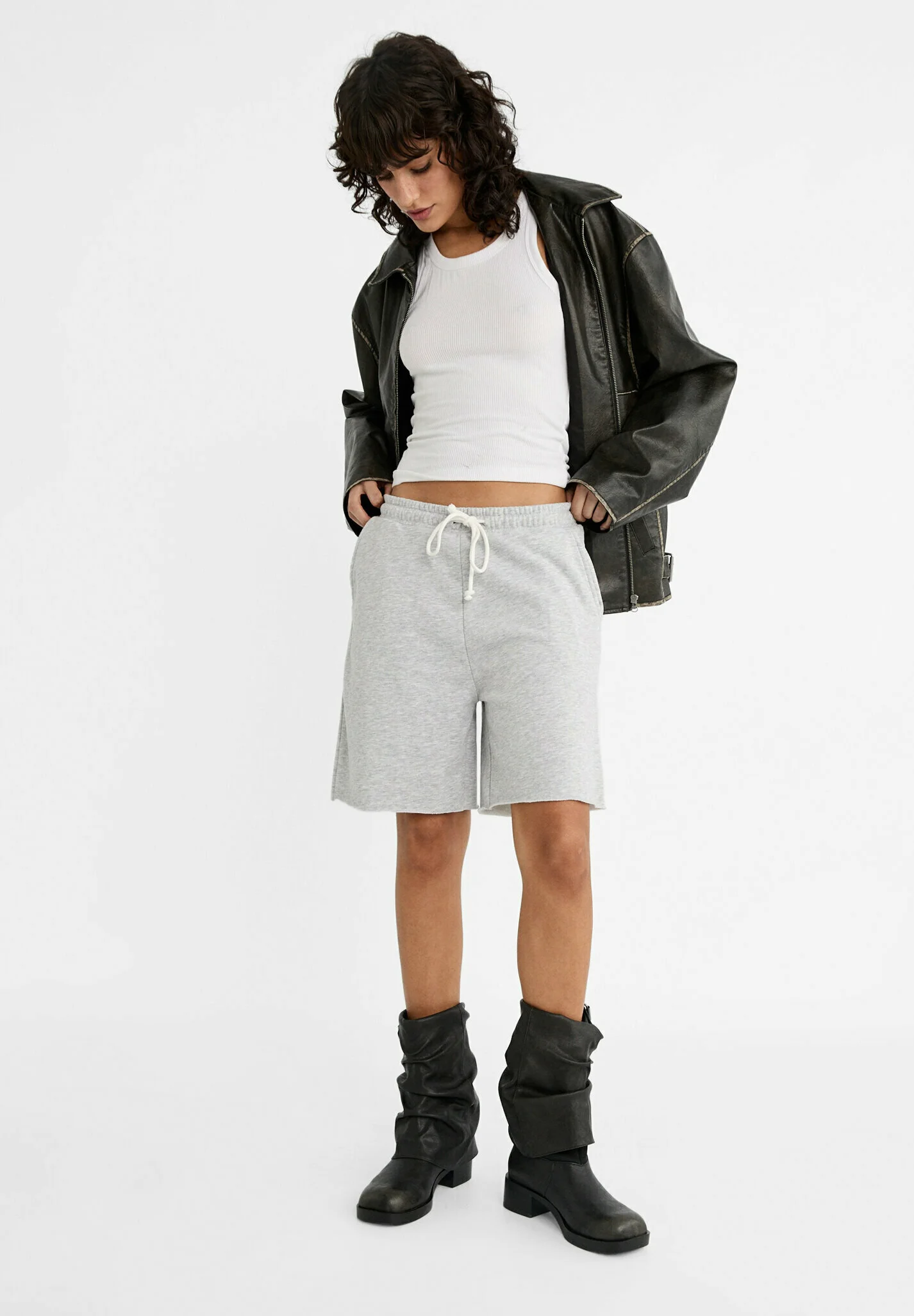 Pantalones cortos tipo jogger Stradivarius BERMUDA CON CORDÓN - Shorts