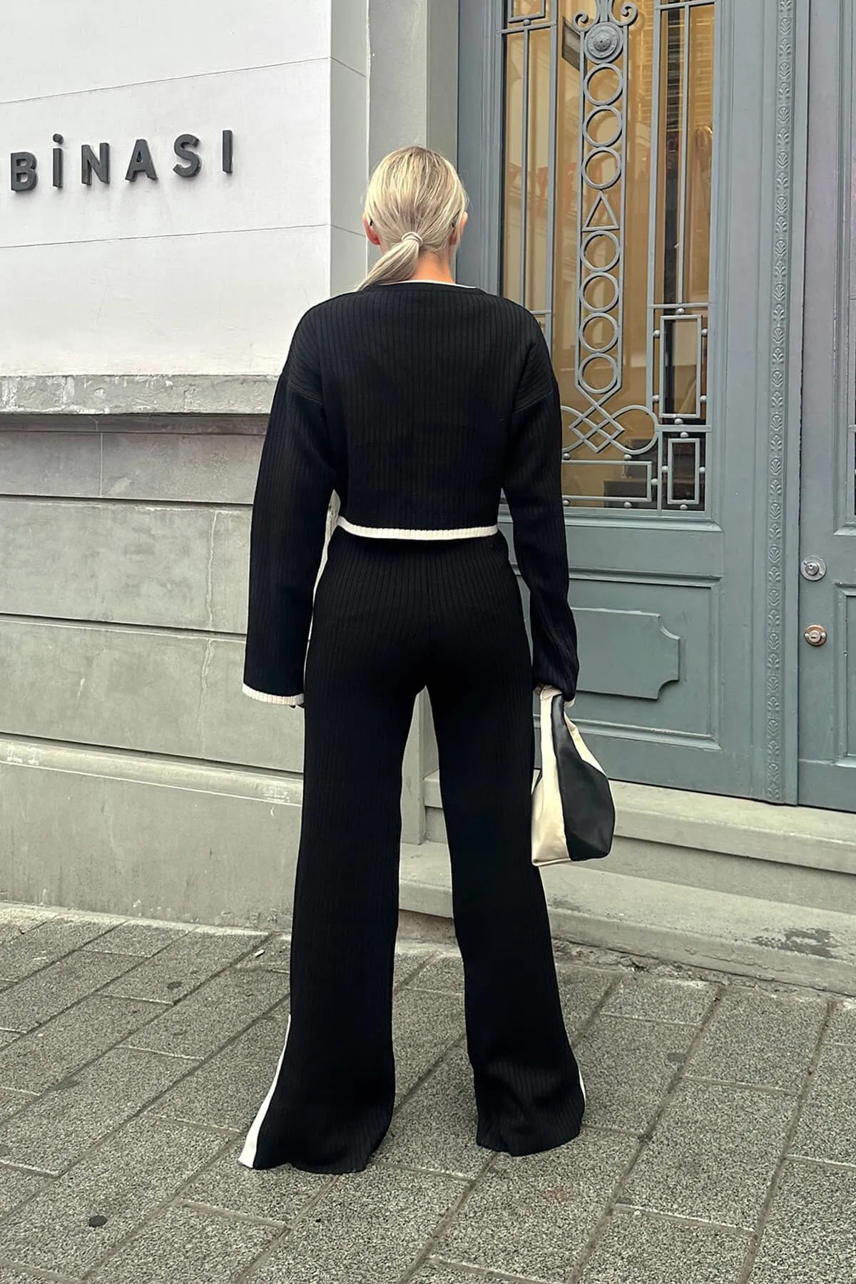 Swist  Schwarzes, interstitielles, gestreiftes, geschlitztes Strick-Crop-Hose-Strickwaren-Bottom-Top-Set für Damen
