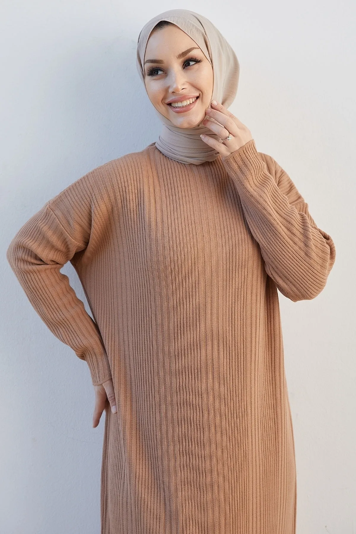 InStyle  Langes Strickkleid mit Rollkragen von Arissa – Kamel