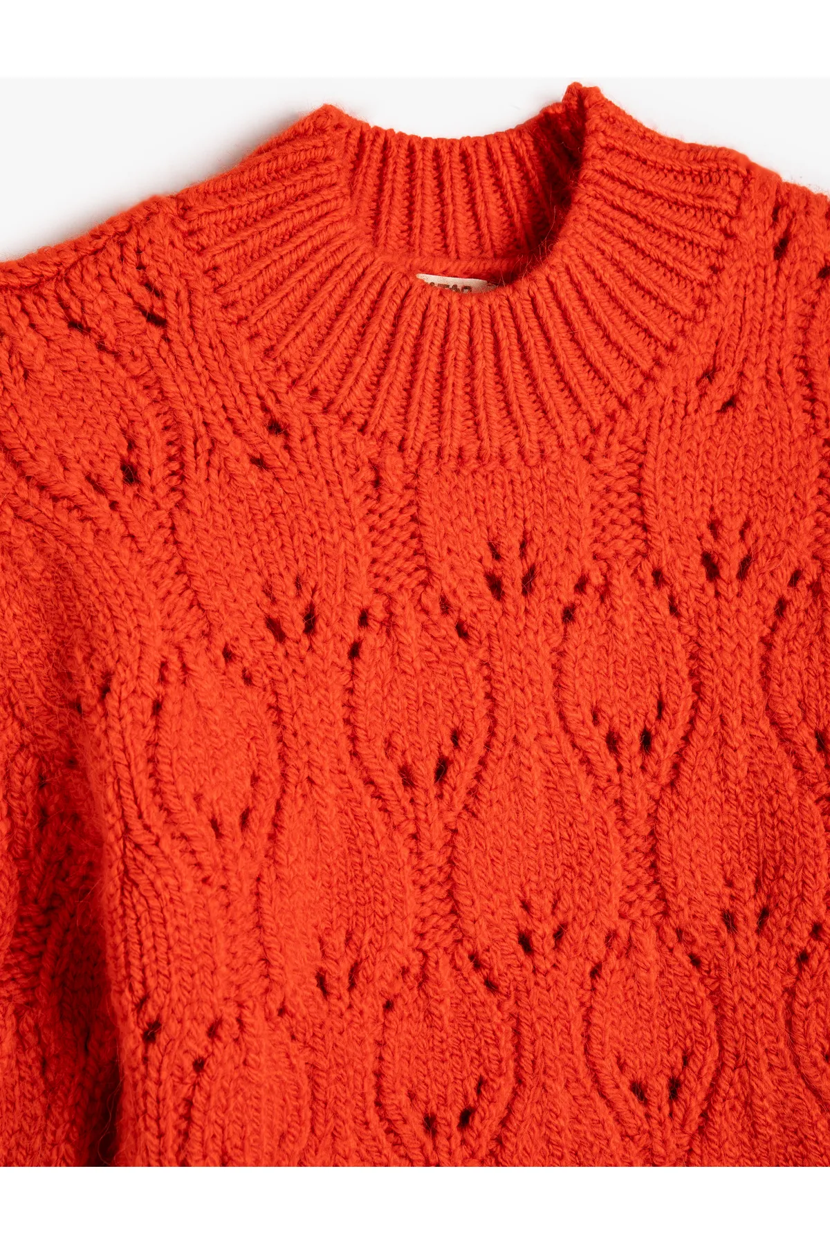 Koton  Gestrickter Pullover mit durchbrochenem Rundhalsausschnitt, langen Ärmeln und weicher Struktur