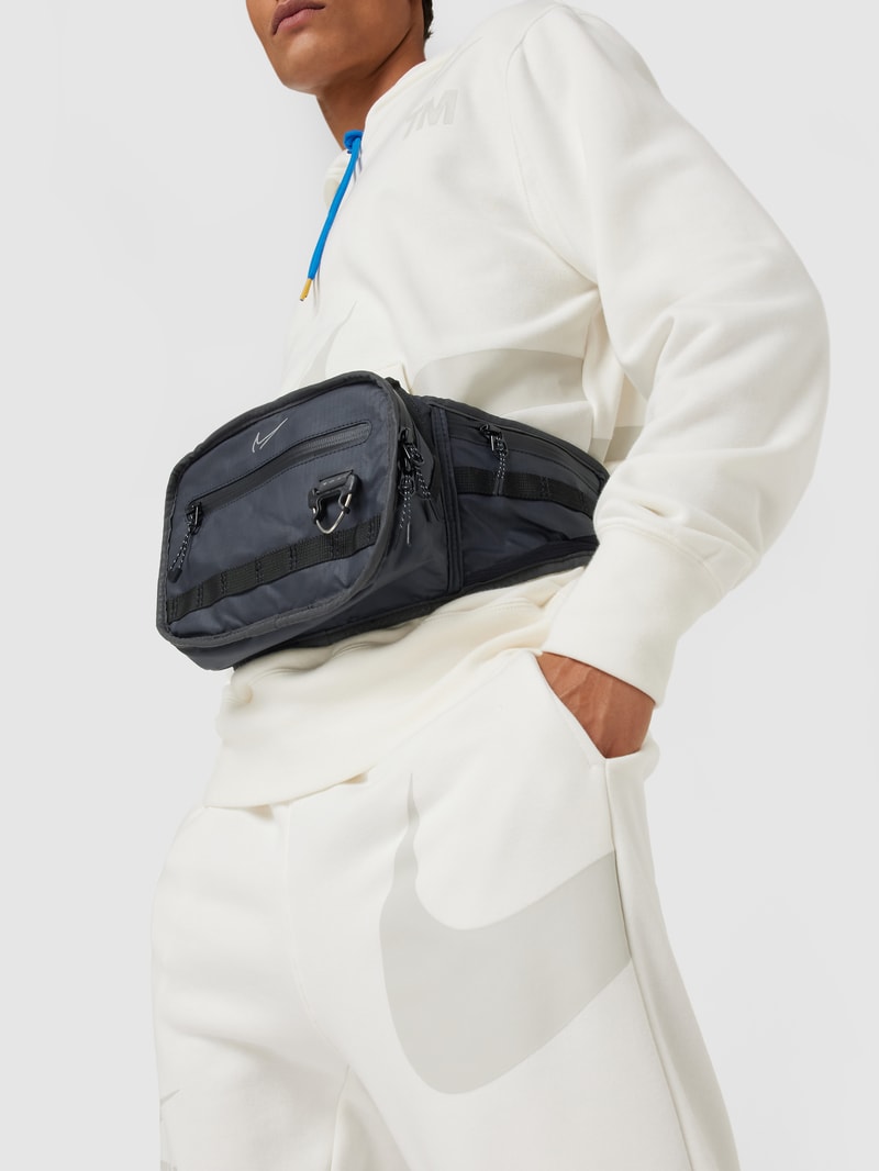 Bauchtasche mit Logo-Print in silber