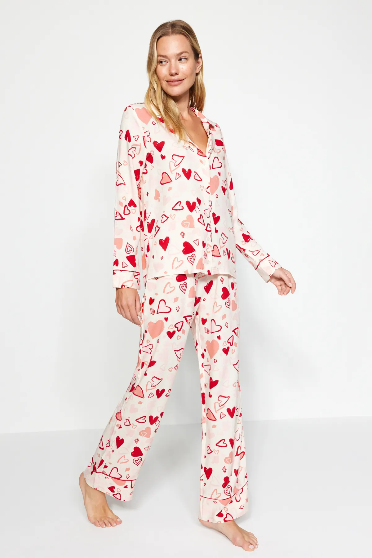 Trendyol Collection  Mehrfarbiges Pyjama-Set aus Viskose-Hemd und -Hose mit Herz-Paspelierung THMAW24PT00091