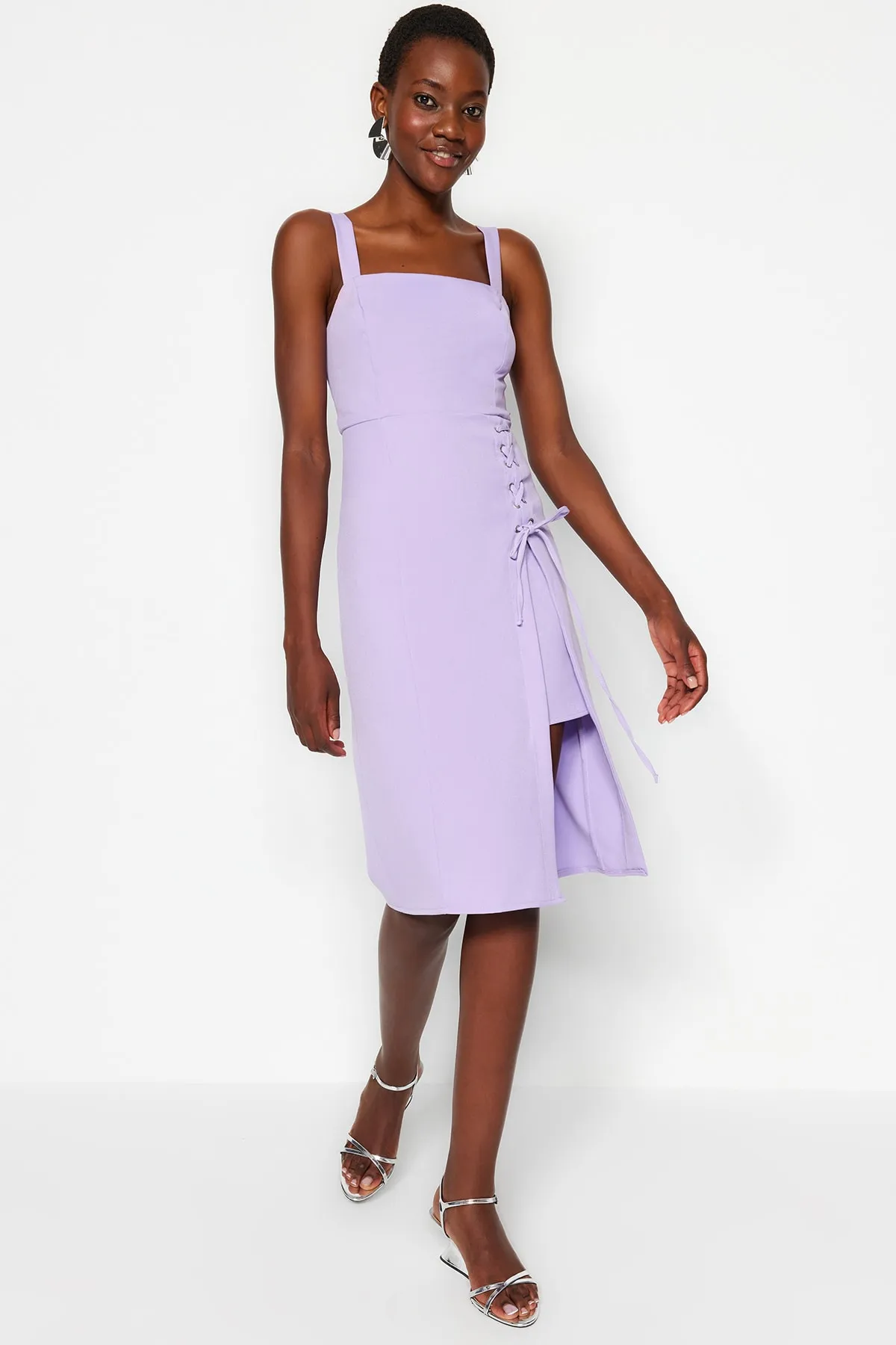 Trendyol Collection  Fliederfarbenes, figurbetontes Midi-Webkleid mit Ösen und detailliertem Schlitz und quadratischem Kragen TWOSS19EL0079