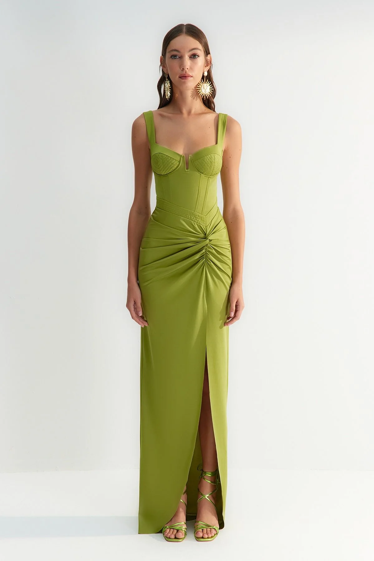 Trendyol Collection  X Zeynep Tosun Hellgrünes, figurbetontes Abend- und Abschlusskleid mit Ziernähten TCLSS23AE00010