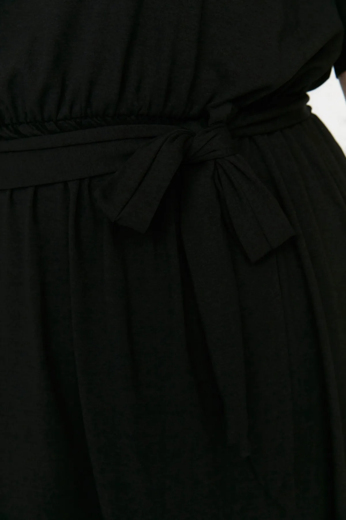 Trendyol Curve  Schwarzes Strickkleid mit Rundhalsausschnitt und Gürtel TBSSS22AH0242