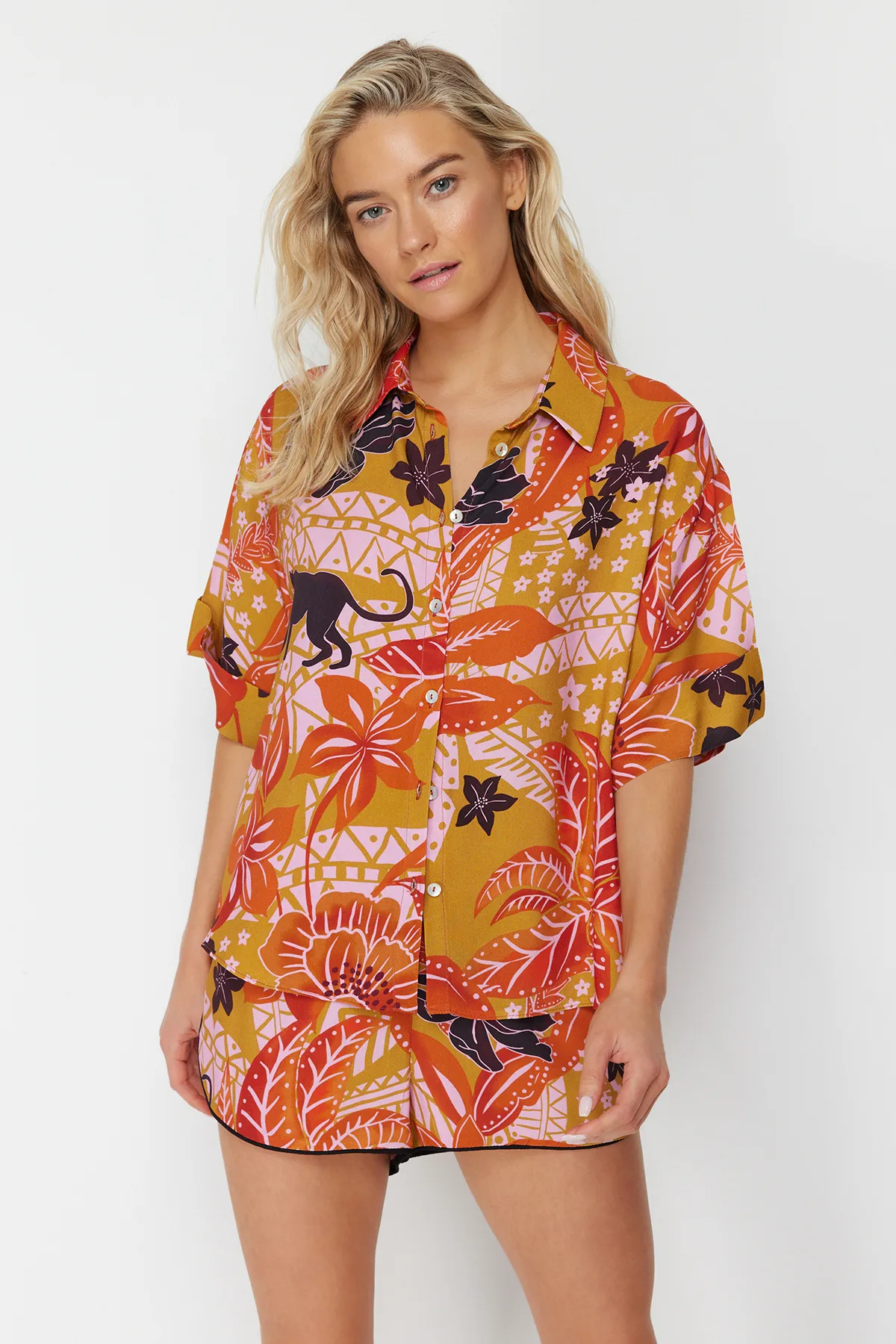 Trendyol Collection  Gewebtes Hemd-Shorts-Set mit tropischem Muster TBESS21AU0078