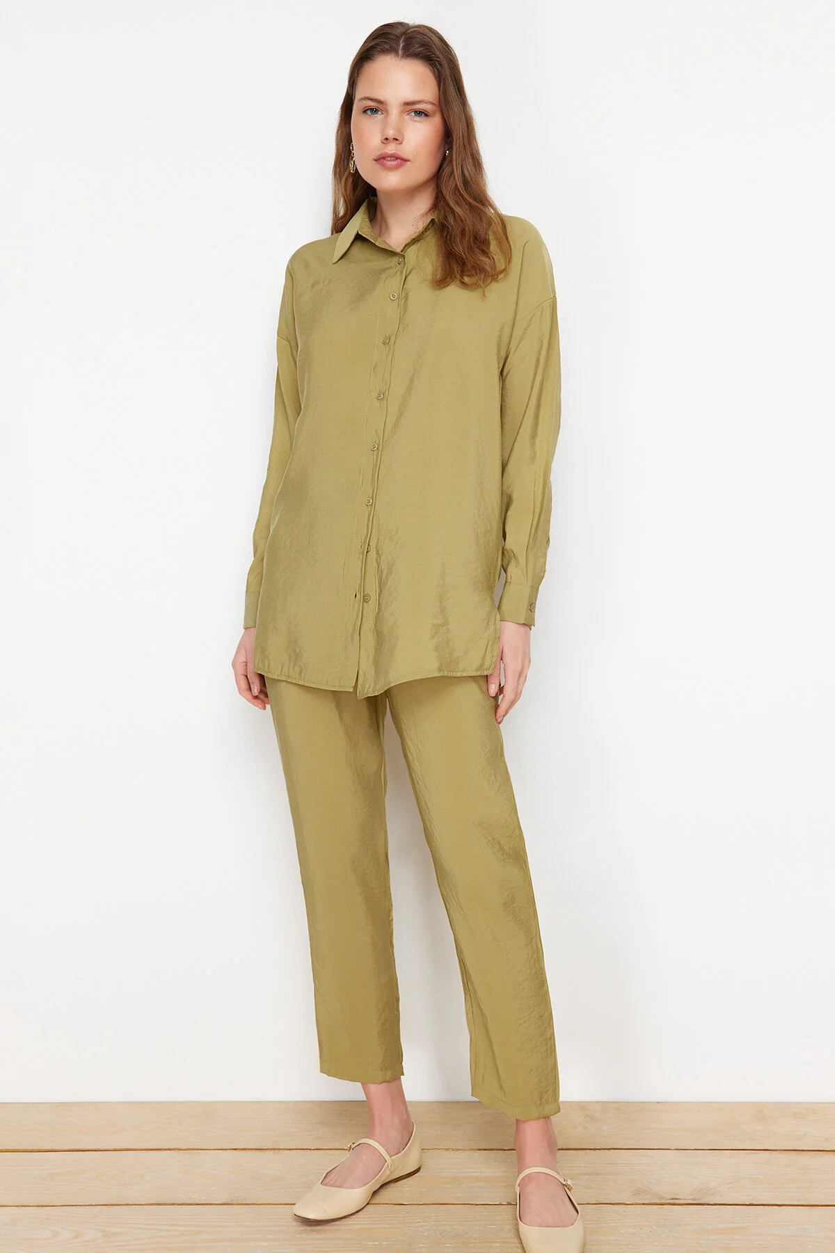 Trendyol Modest  Khakifarbenes Set aus gewebtem Modalstoff mit Hemd und Hose unten TCTSS24US00058