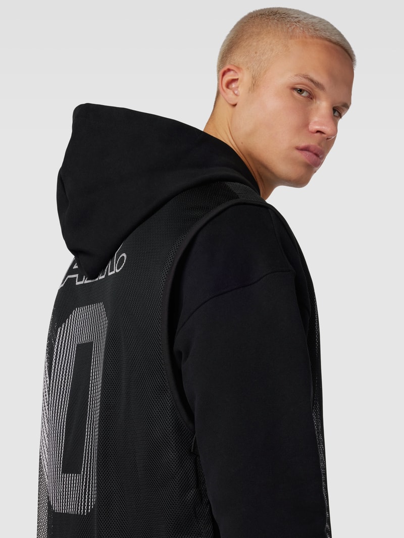 Hoodie mit Label-Print und Mesh in schwarz