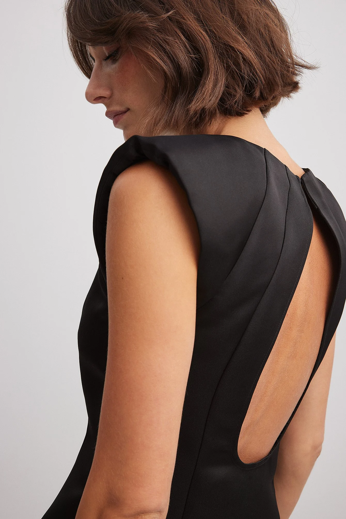 Minikleid mit spitzen Schultern
