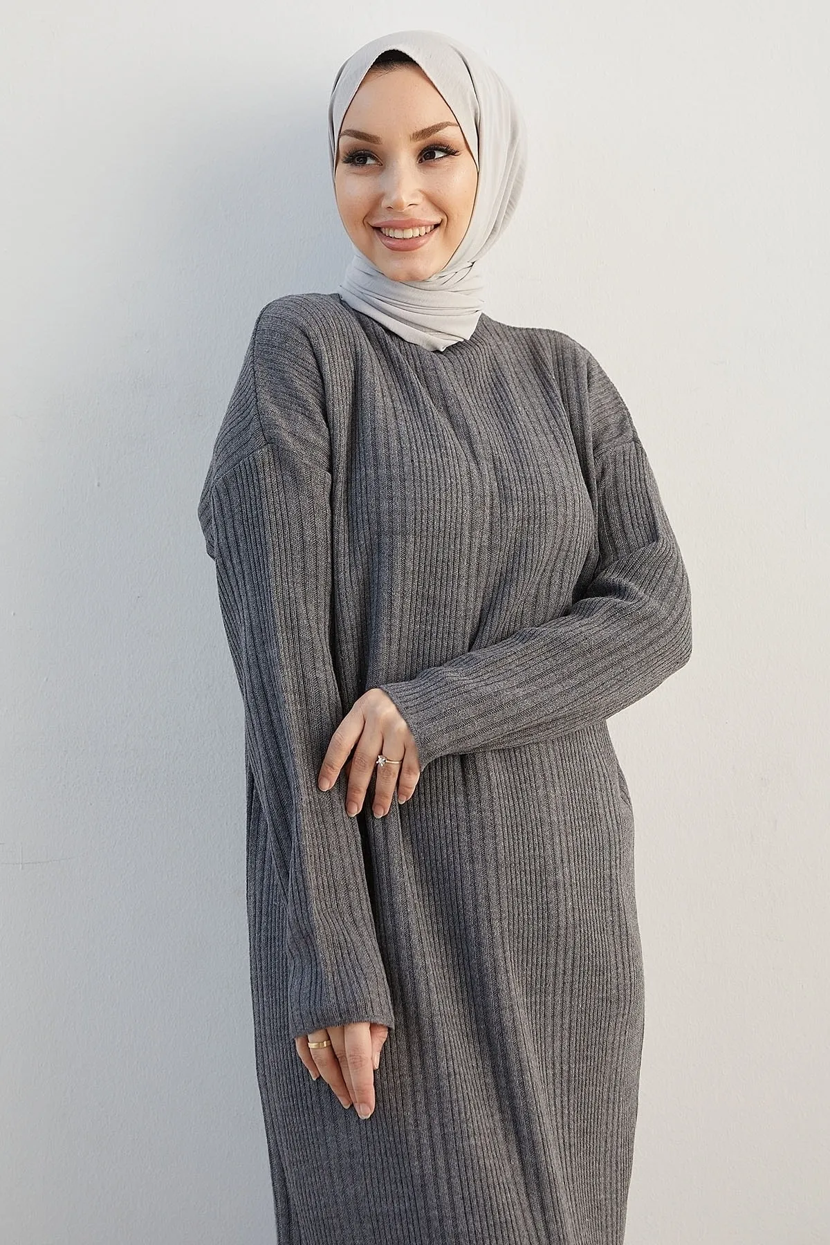 InStyle  Arissa Rollkragenpullover, langes Strickkleid – Grau