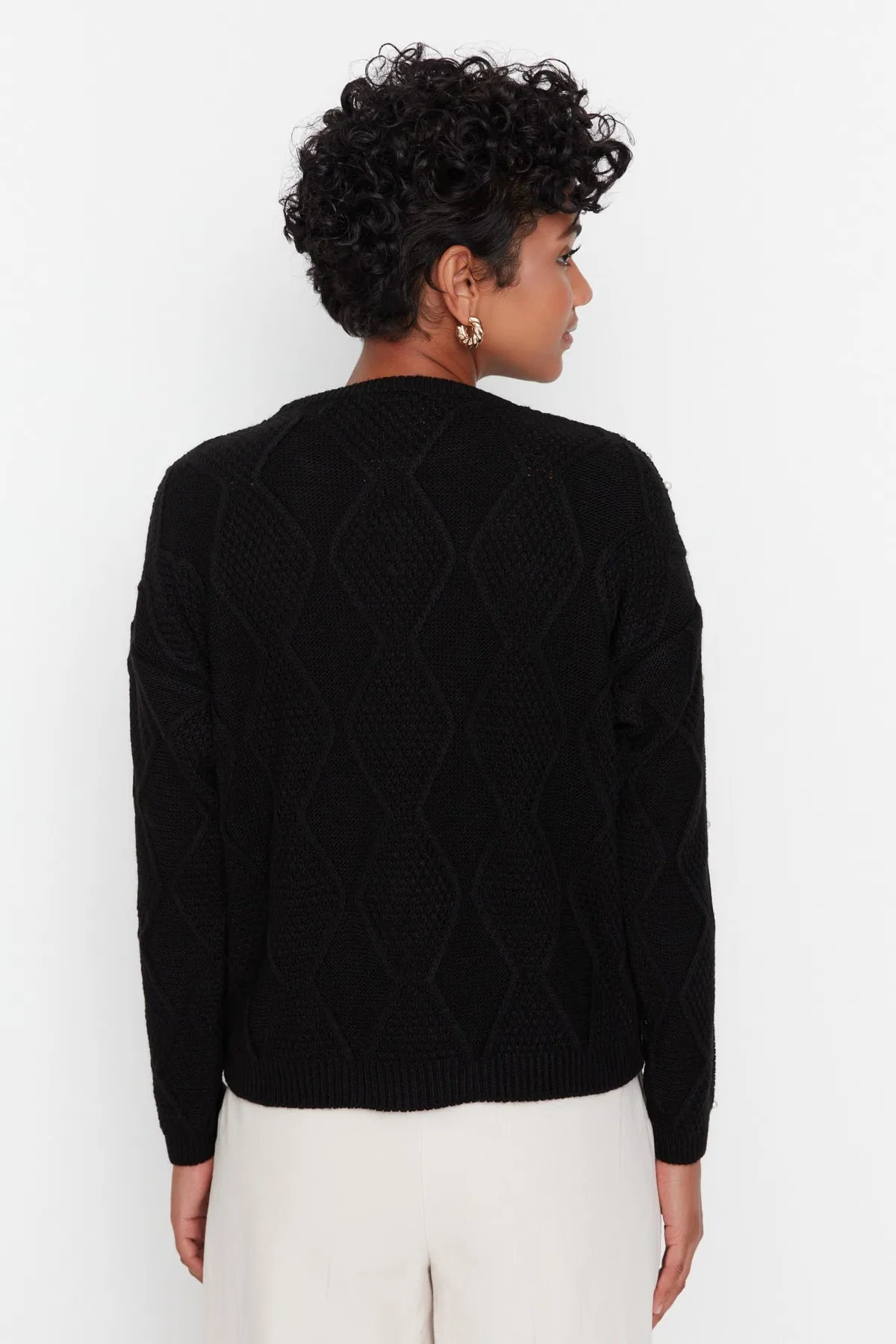 Trendyol Collection  Schwarzer Strickpullover mit detailliertem Muster TWOAW23KZ00423