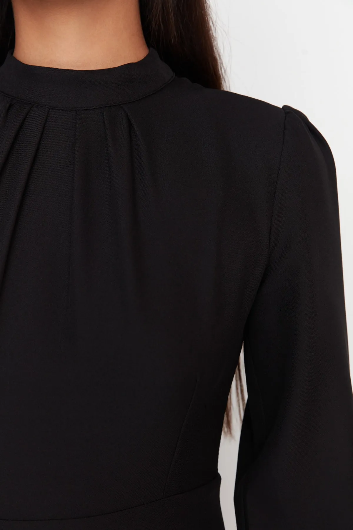 Trendyol Modest  Schwarzes gewebtes Kleid mit geraffter Vorderseite und Stehkragen TCTAW23EB00191