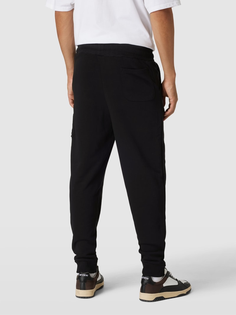 Sweatpants mit Cargotasche in schwarz