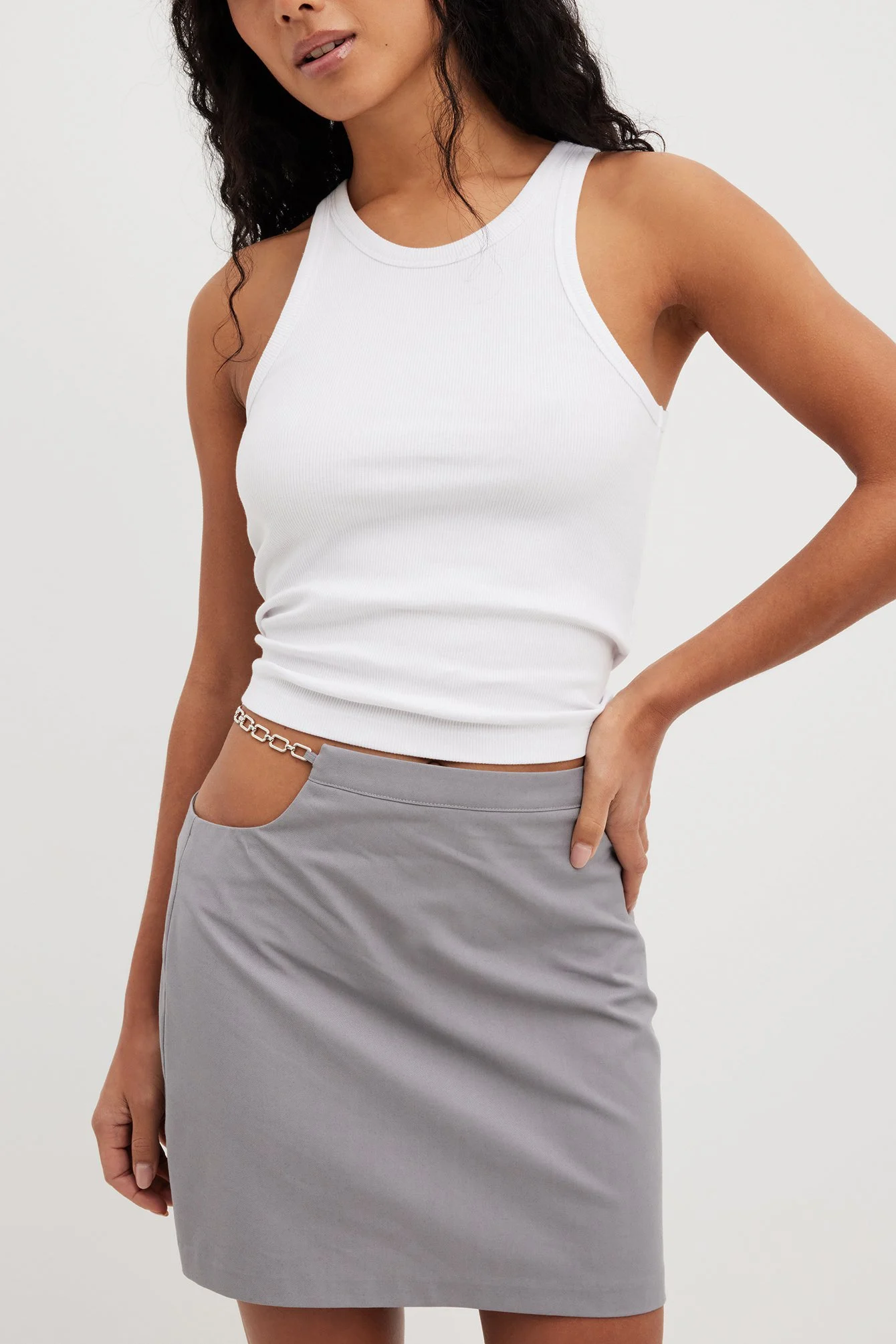 Rock mit Cut-outs und Metalldetail