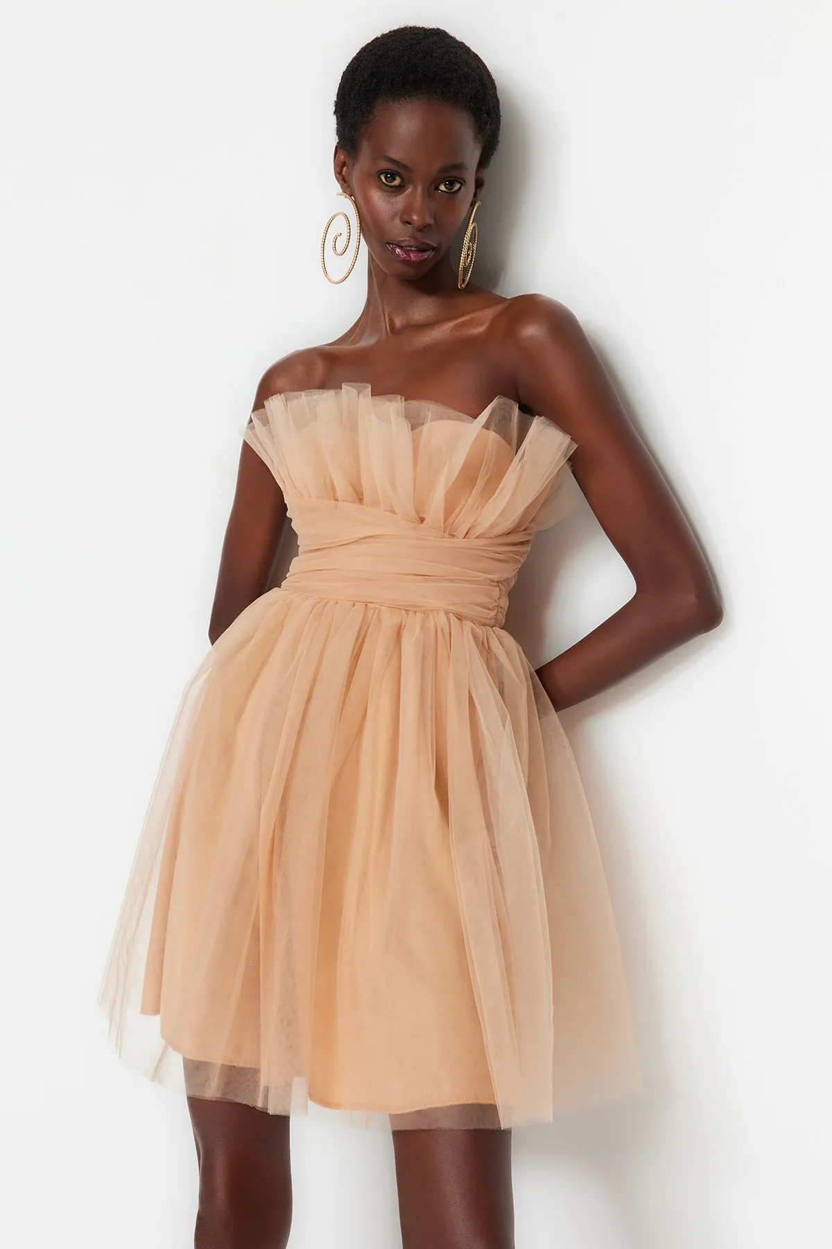 Trendyol Collection  Beiges Abendkleid mit offener Taille und Skater-Futter aus Tüll TPRSS23EL00343