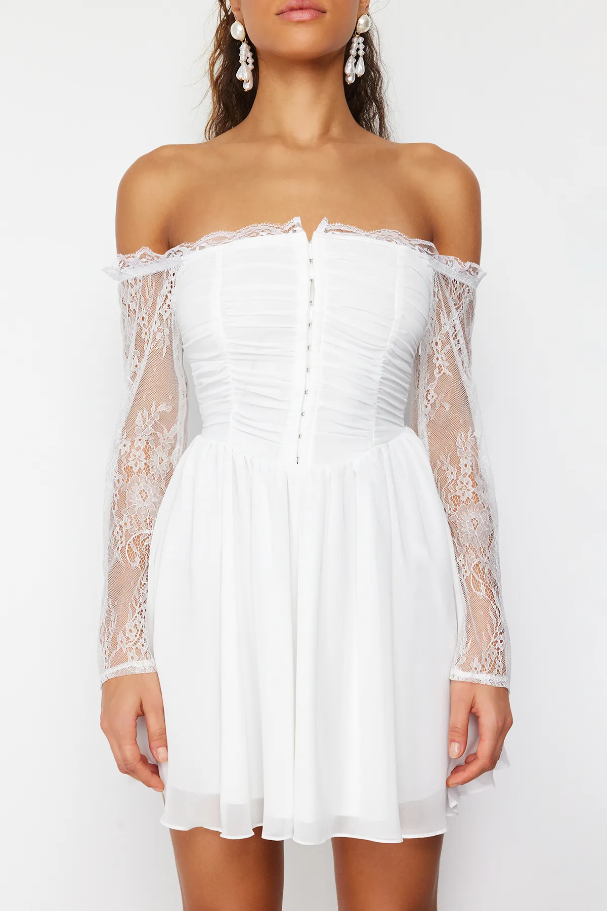 Trendyol Collection  Weiße Braut-Taillenöffnung/Skater-Futter, agraphiertes Chiffon-Hochzeitskleid/Elegantes Nikah-Abendkleid TPRSS24EL00073