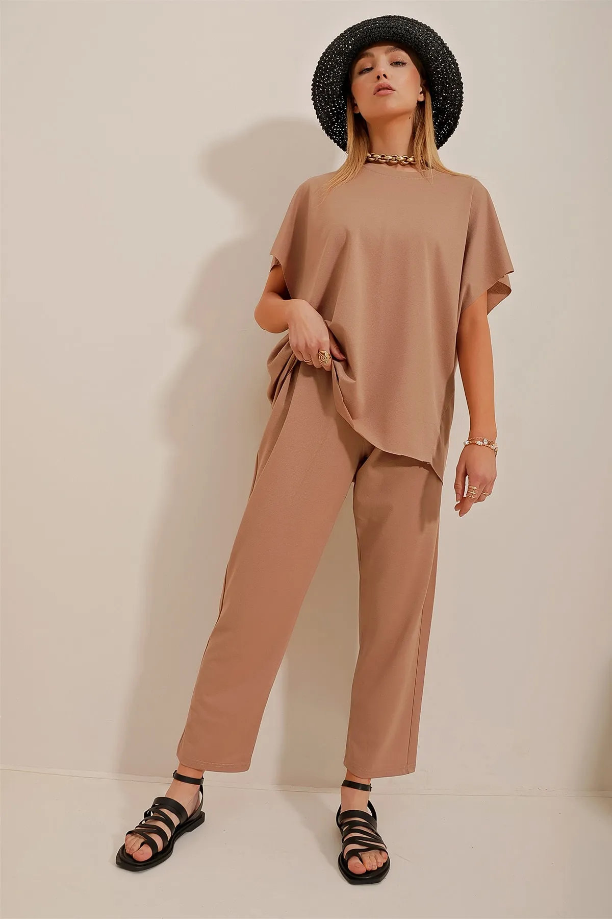 Trend Alaçatı Stili  Trainingsanzug-Set für Damen in Biscuit, Rundhalsausschnitt, bequeme Passform, ALC-X5885