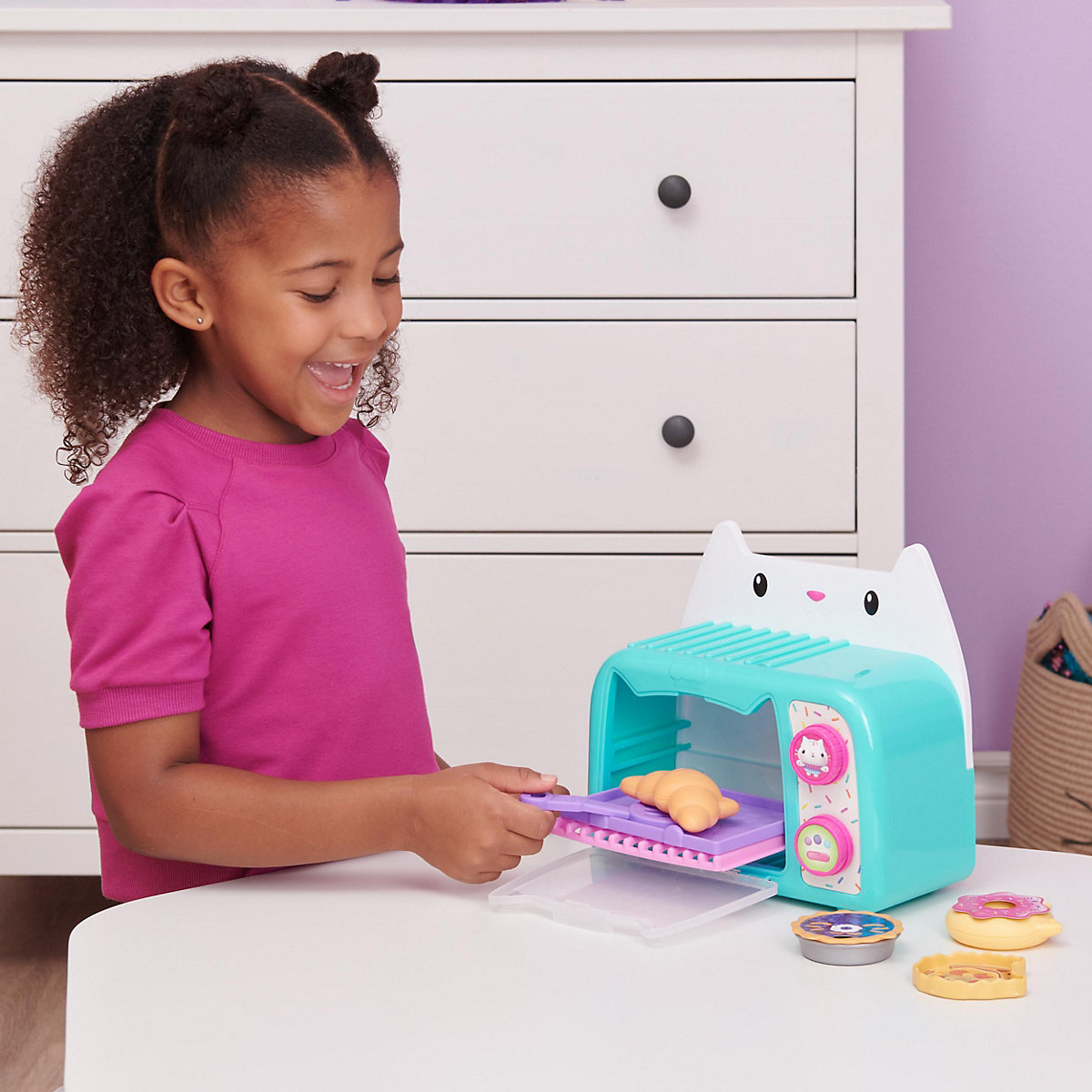 Gabby‘s Dollhouse, Bäckerei mit 'Cakey'-Ofen, Küchenspielzeug mit Licht- und Geräuscheffekten, Zubehörteile für Spielzeugküchen und Spielzeuglebensmittel, Kinderspielzeug