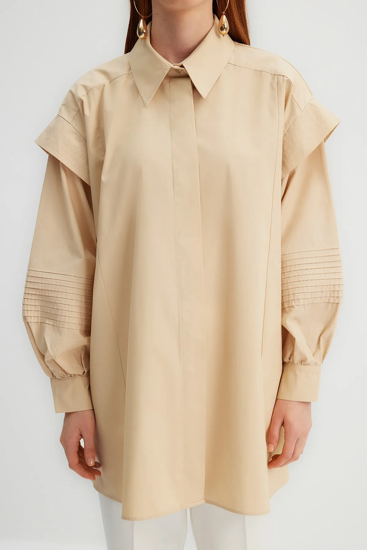 Trendyol Modest  Kevser Sarıoglu Weißes Hemd aus 100 % gewebtem Popeline mit gerippten Nähten TCLSS23TG00002