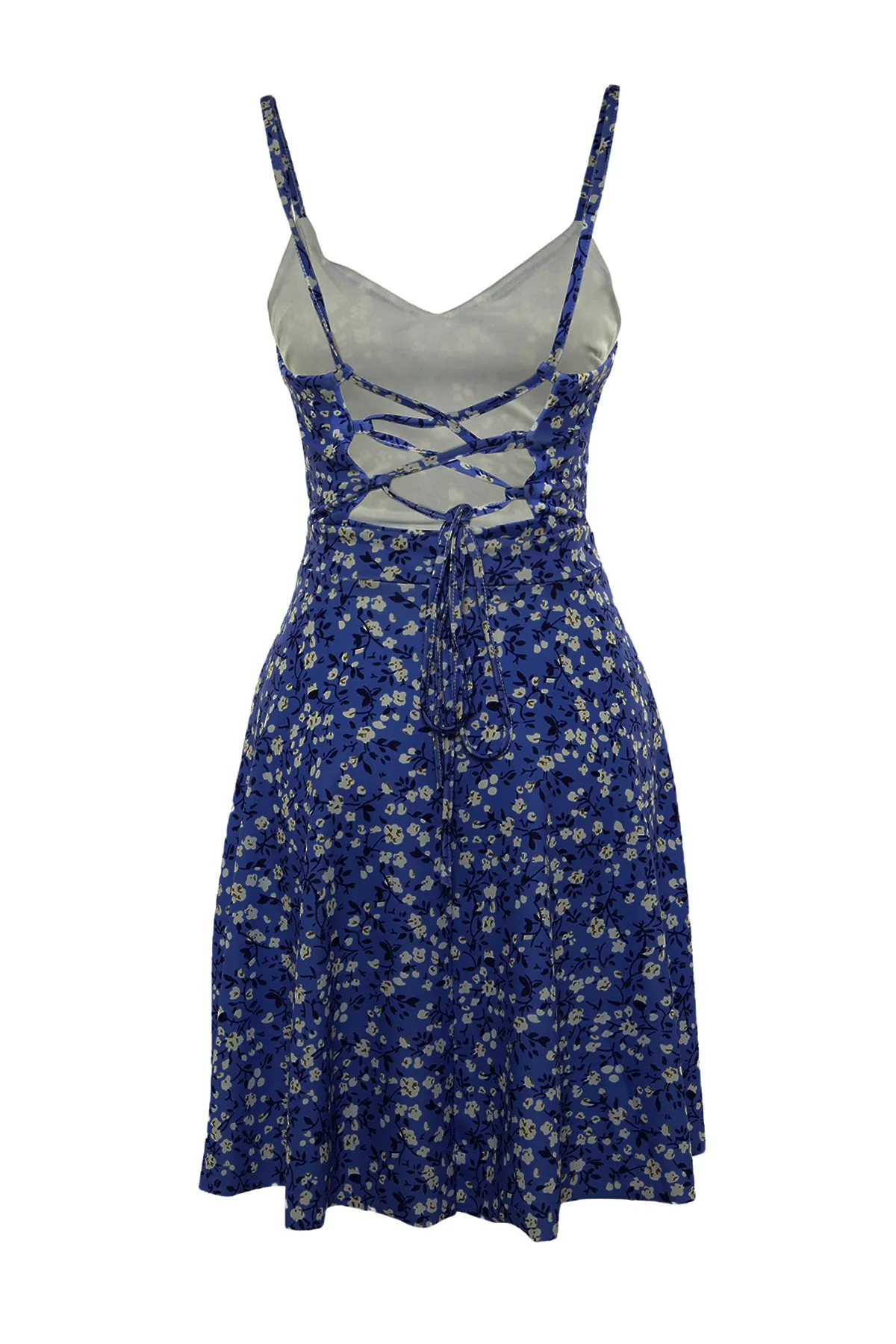 Trendyol Collection  Blaues, floral gemustertes, tief ausgeschnittenes Krepp-Strickkleid mit offener Taille und Skater-Miniträgern TWOSS20EL1630