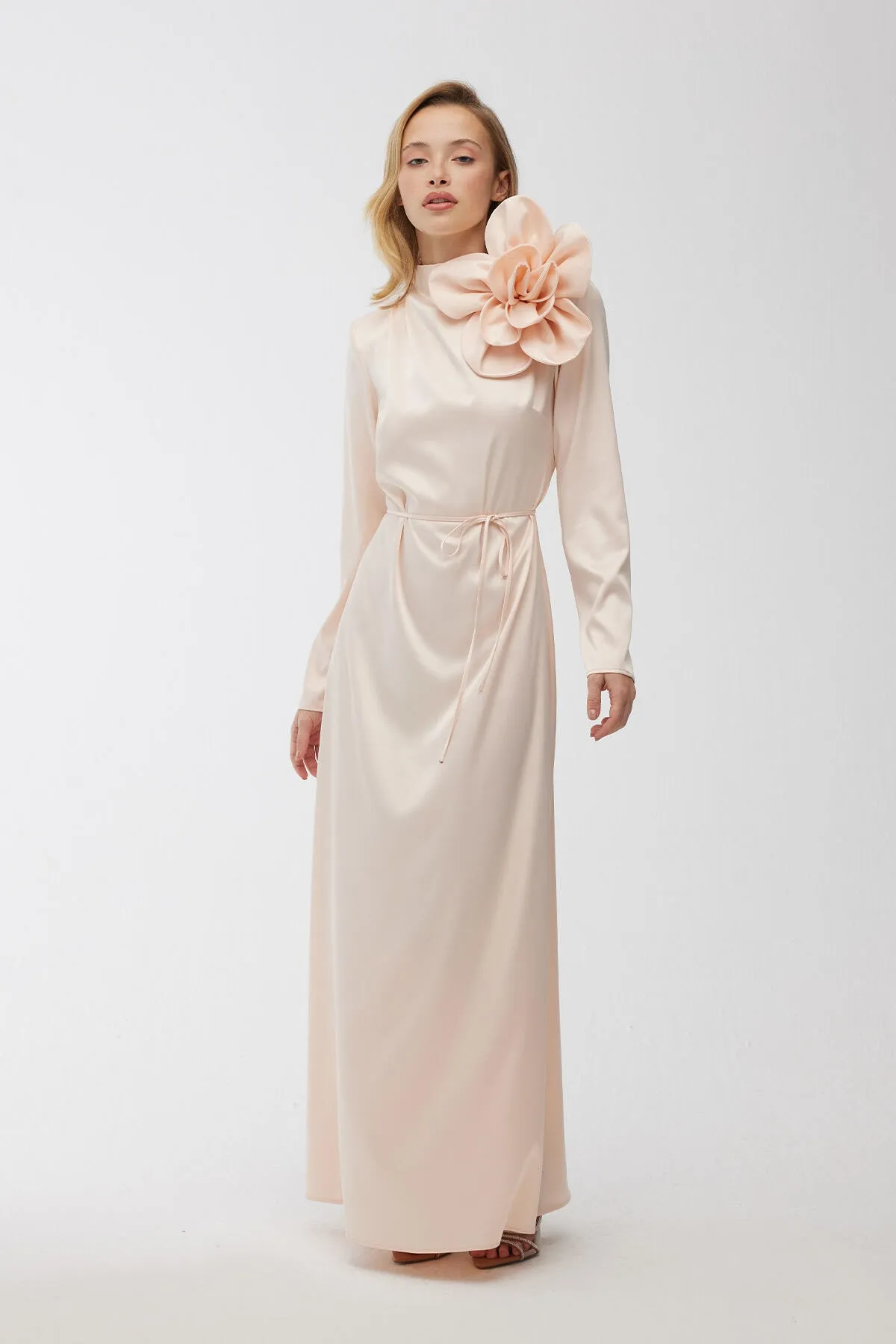 Manuka  Blumendetailliertes Satin-Abendkleid in Puder