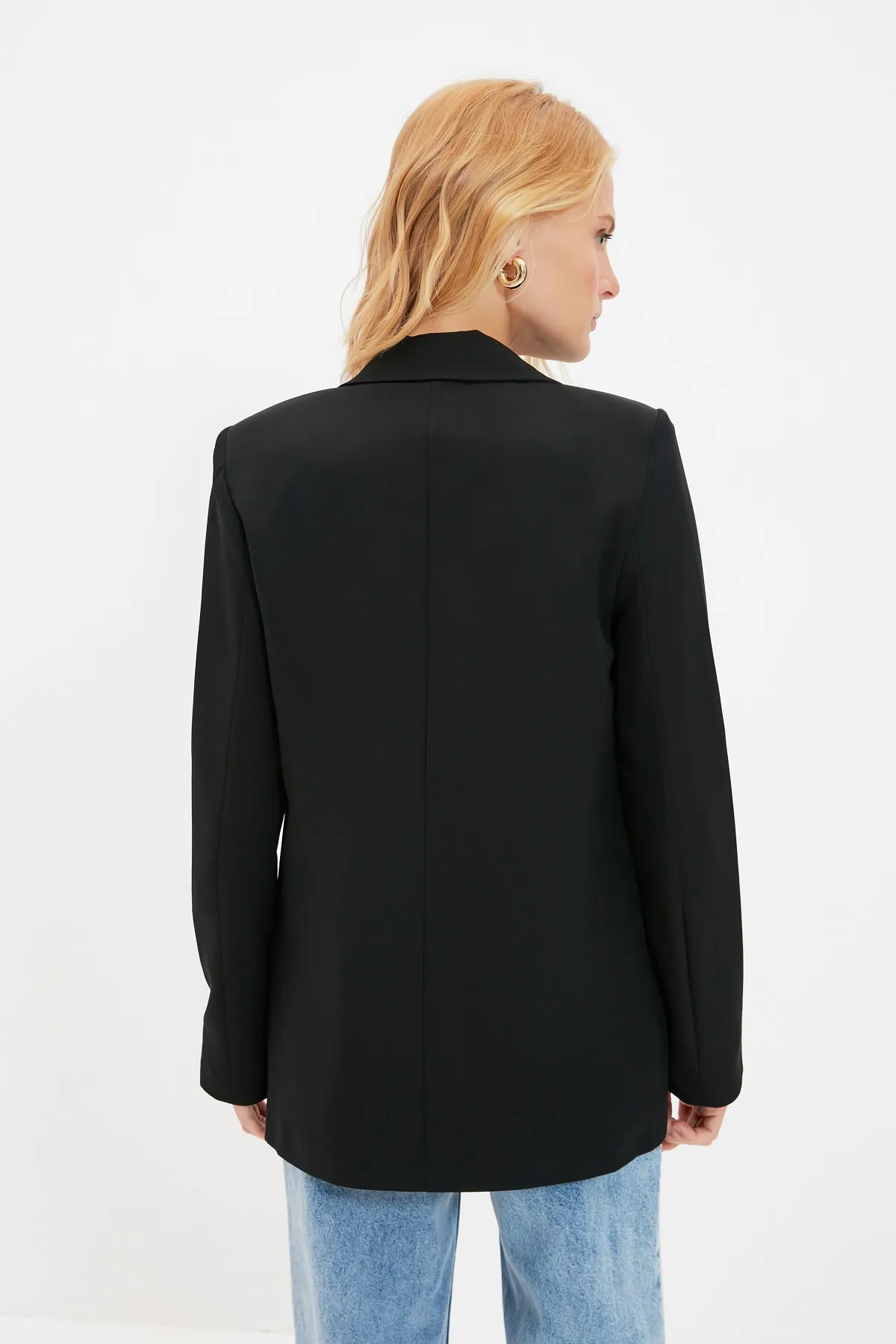 Trendyol Collection  Schwarze Blazerjacke mit normalem Futter und detailliertem Webmuster TWOAW20CE0316