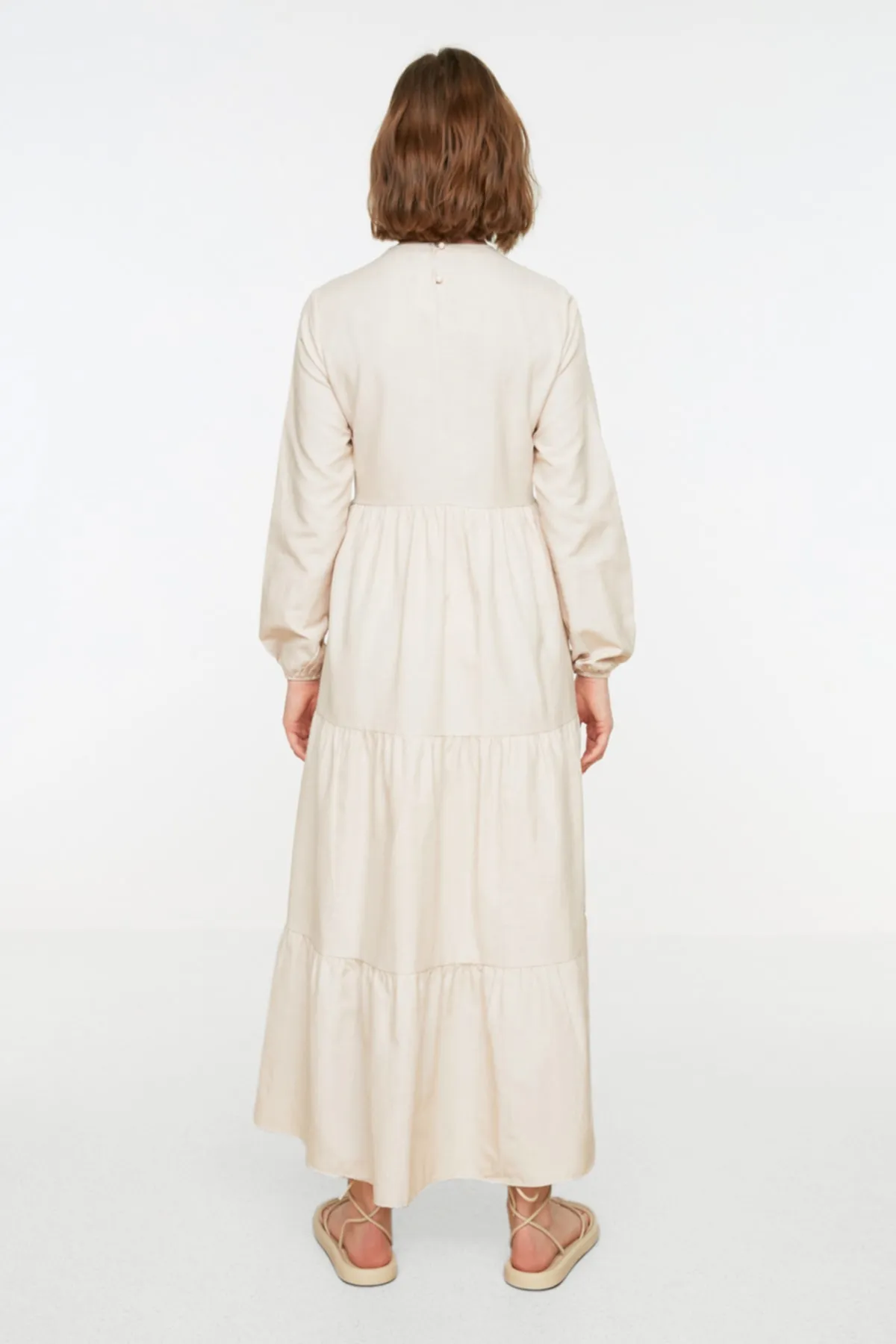 Trendyol Modest  Beiges, gewebtes Kleid mit Rüschendetails und Stickereien TCTSS22EB0004