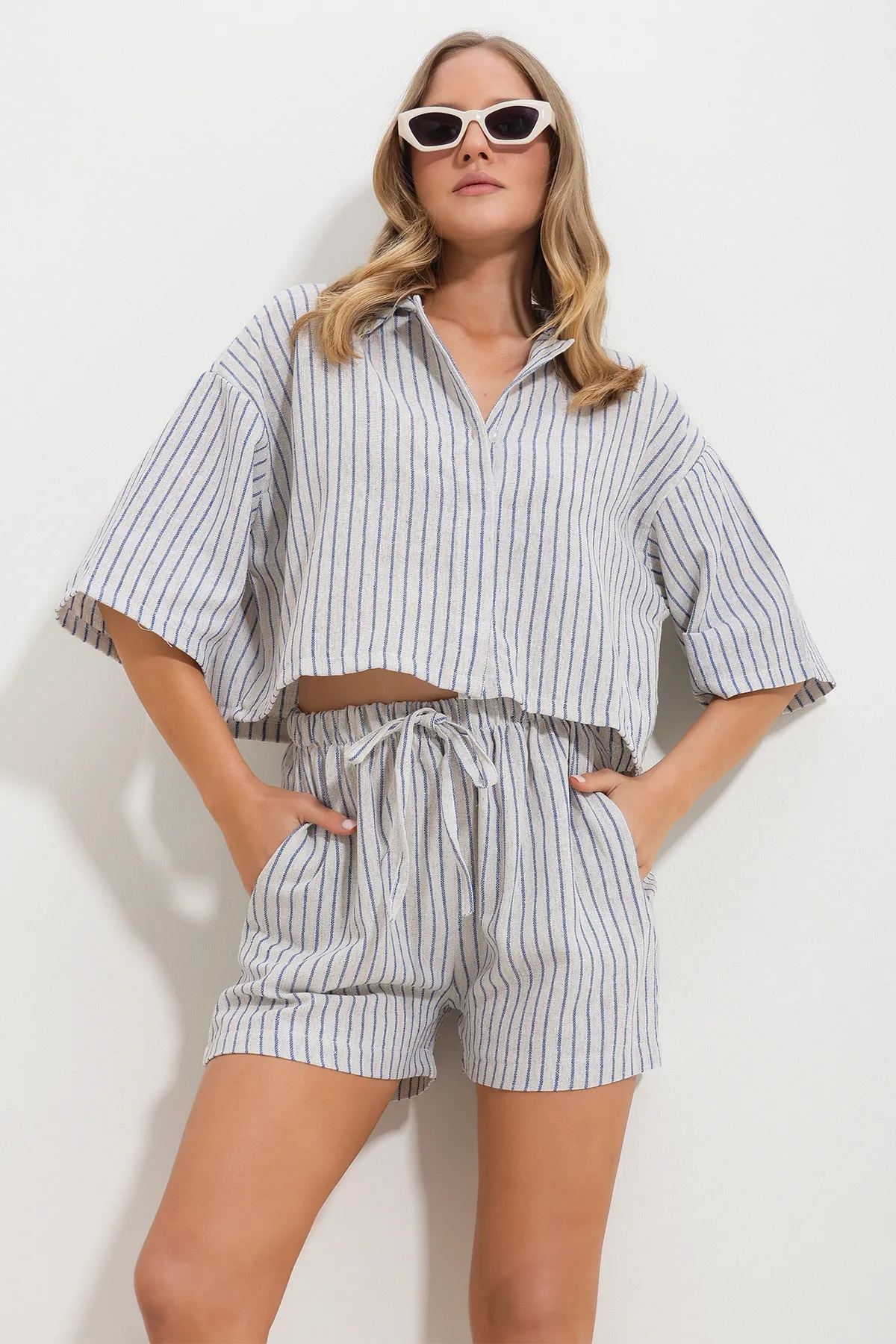 Trend Alaçatı Stili  Damen Saks Double Pocket Gestreifte Leinenshorts und Crop Shirt Doppelset Alc-X11695