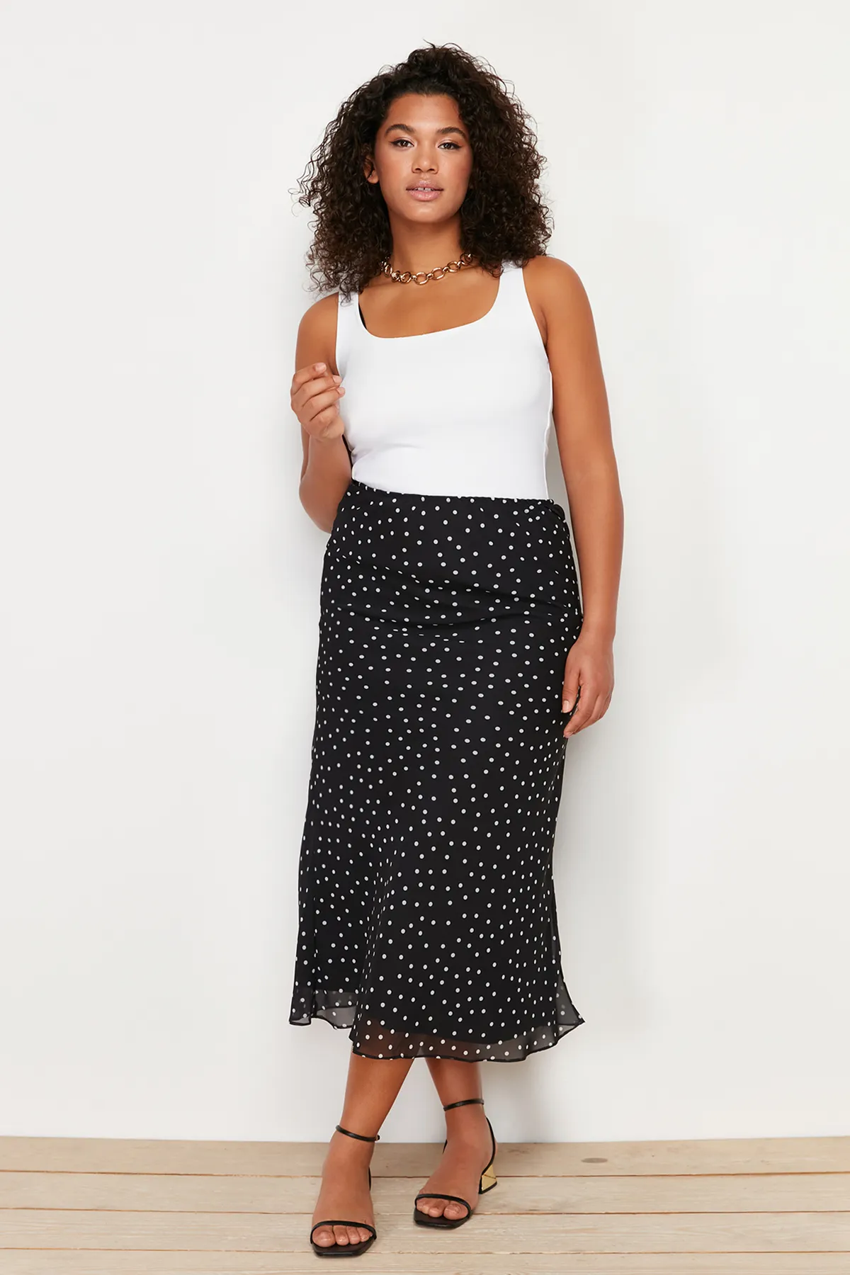 Trendyol Curve  Schwarzer gewebter Rock mit Fischmuster und Punkten TBBSS24AZ00024