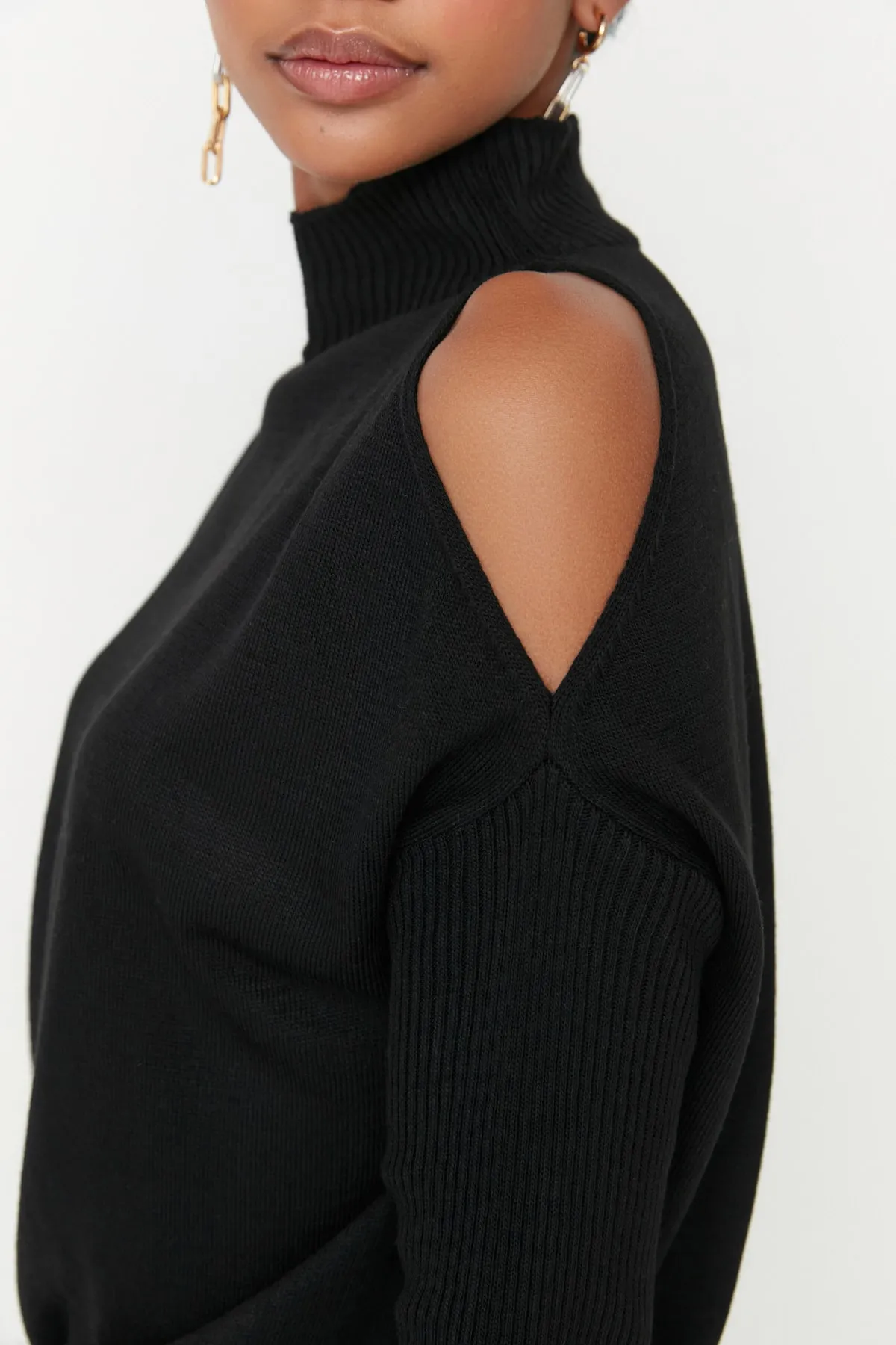 Trendyol Collection  Schwarzer Strickpullover mit Fenster/Cut-Out TWOAW20FV0064