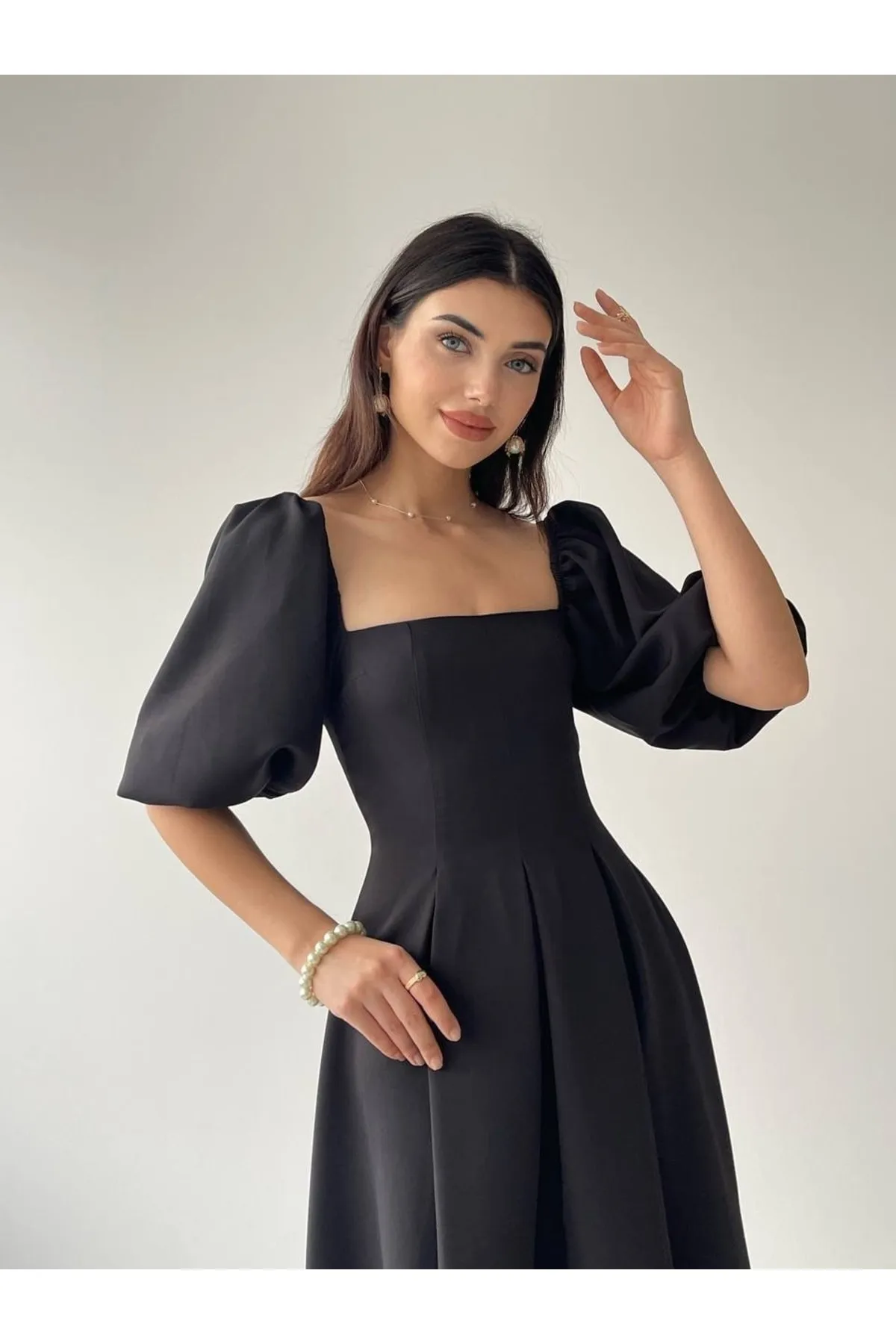 SONREİR  Kurzes, plissiertes langes Kleid mit Ballonärmeln und quadratischem Ausschnitt