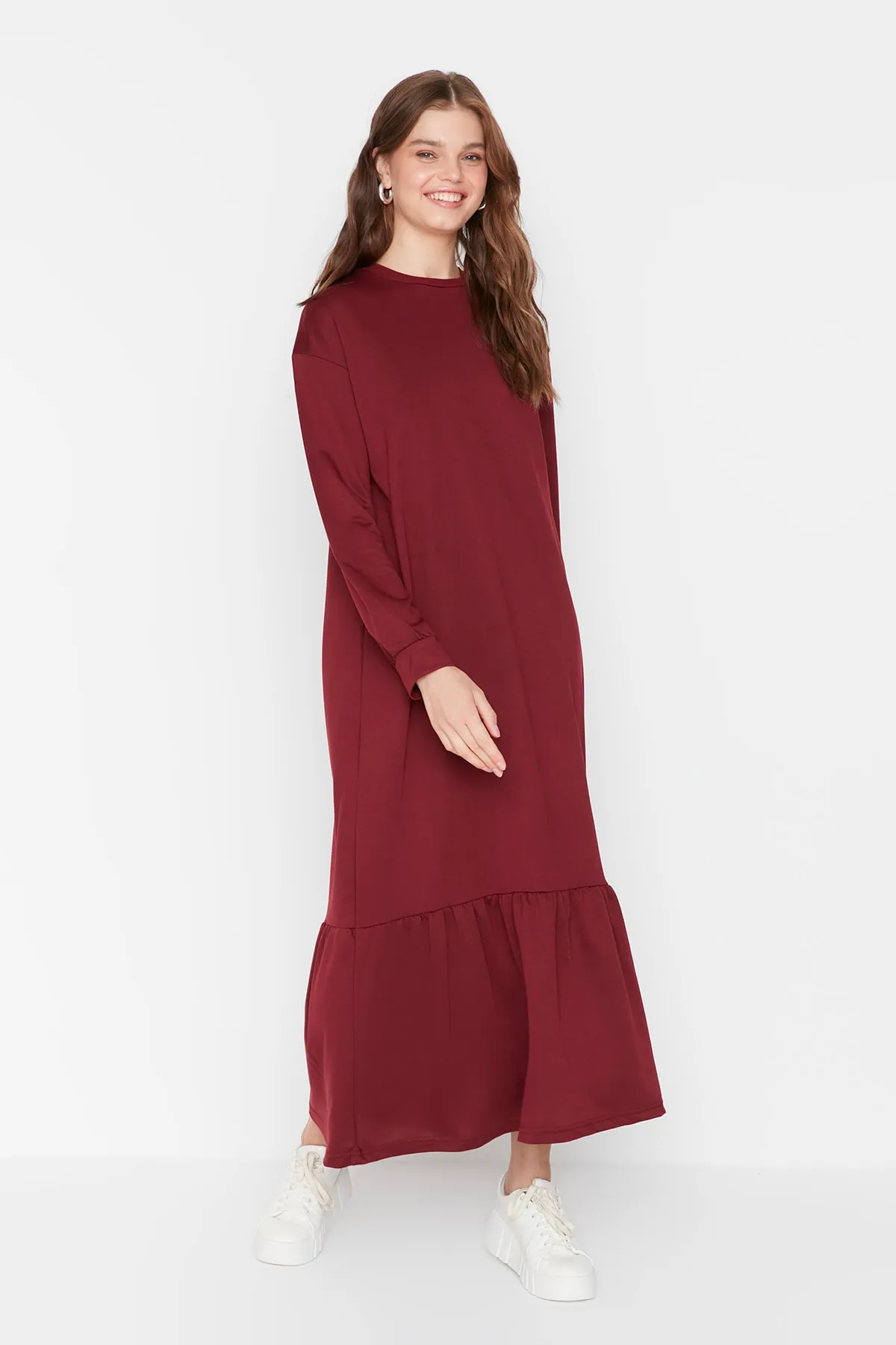 Trendyol Modest  Weinrotes Strickkleid mit Rundhalsausschnitt und Raffung TCTSS22EL00000