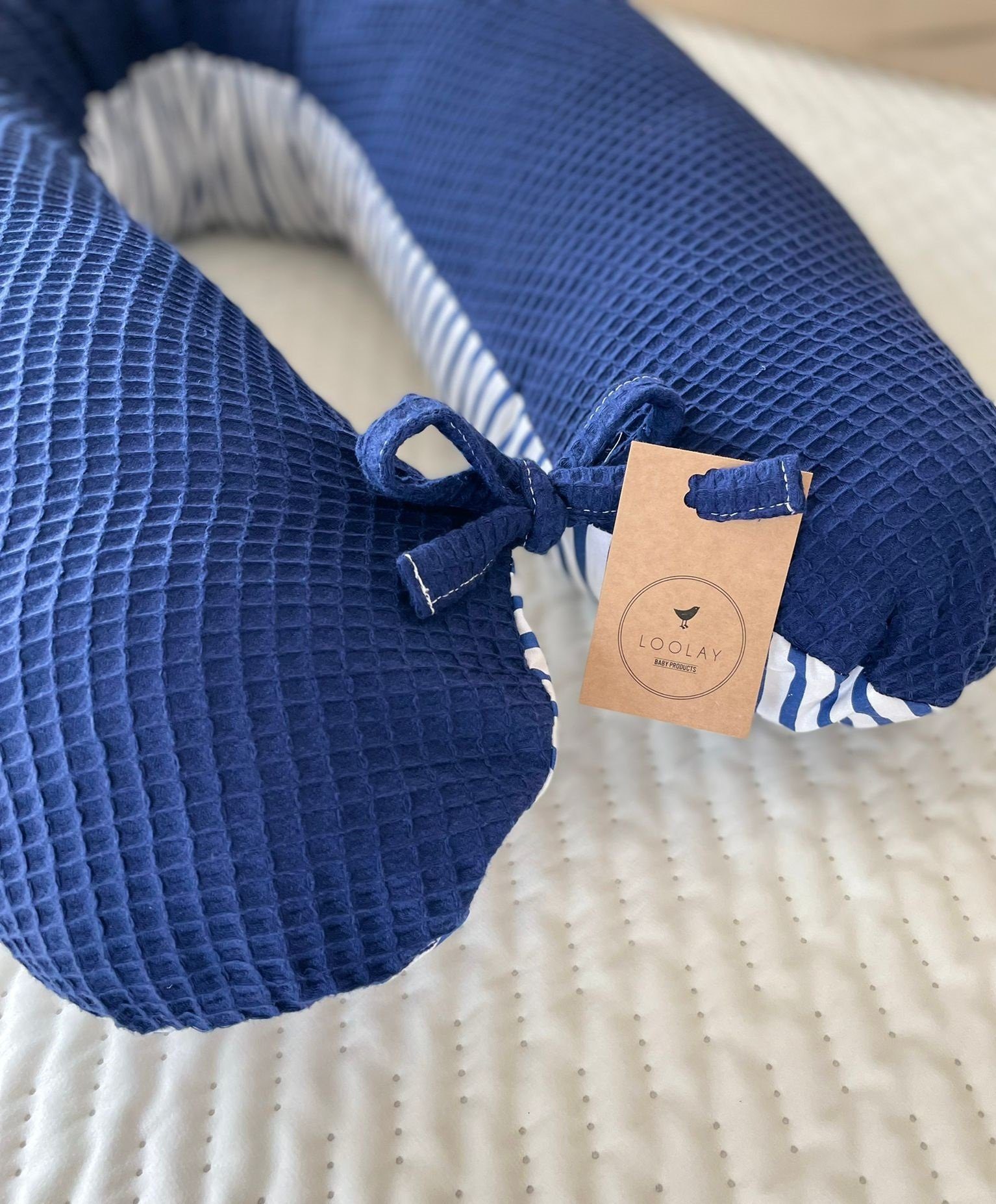 Loolay Stillkissen Attmungsaktive WAFFELPIQUE + GLATT Baumwolle XXL Stillkissen 170 cm, 1A Qualitat Europäische Stoffe unf Kleinserien-Nähen, LOOLAY® Stillkissen + Bezug, WEICH Schwangerschaftskissen Seitenschläferkissen Dunkelblau, Weiß