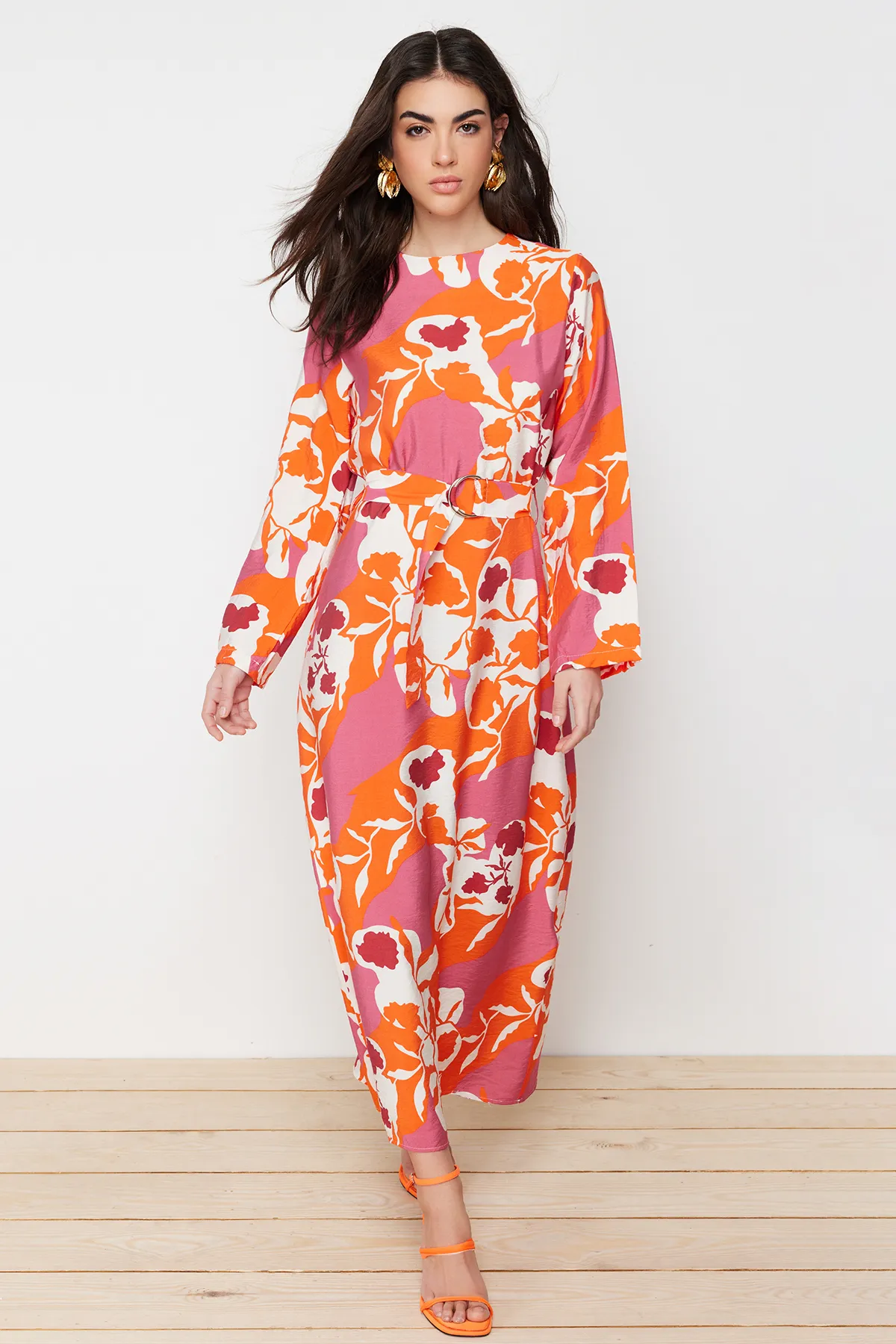 Trendyol Modest  Rosa gewebtes Blumenkleid mit Gürtel TCTSS24EB00049